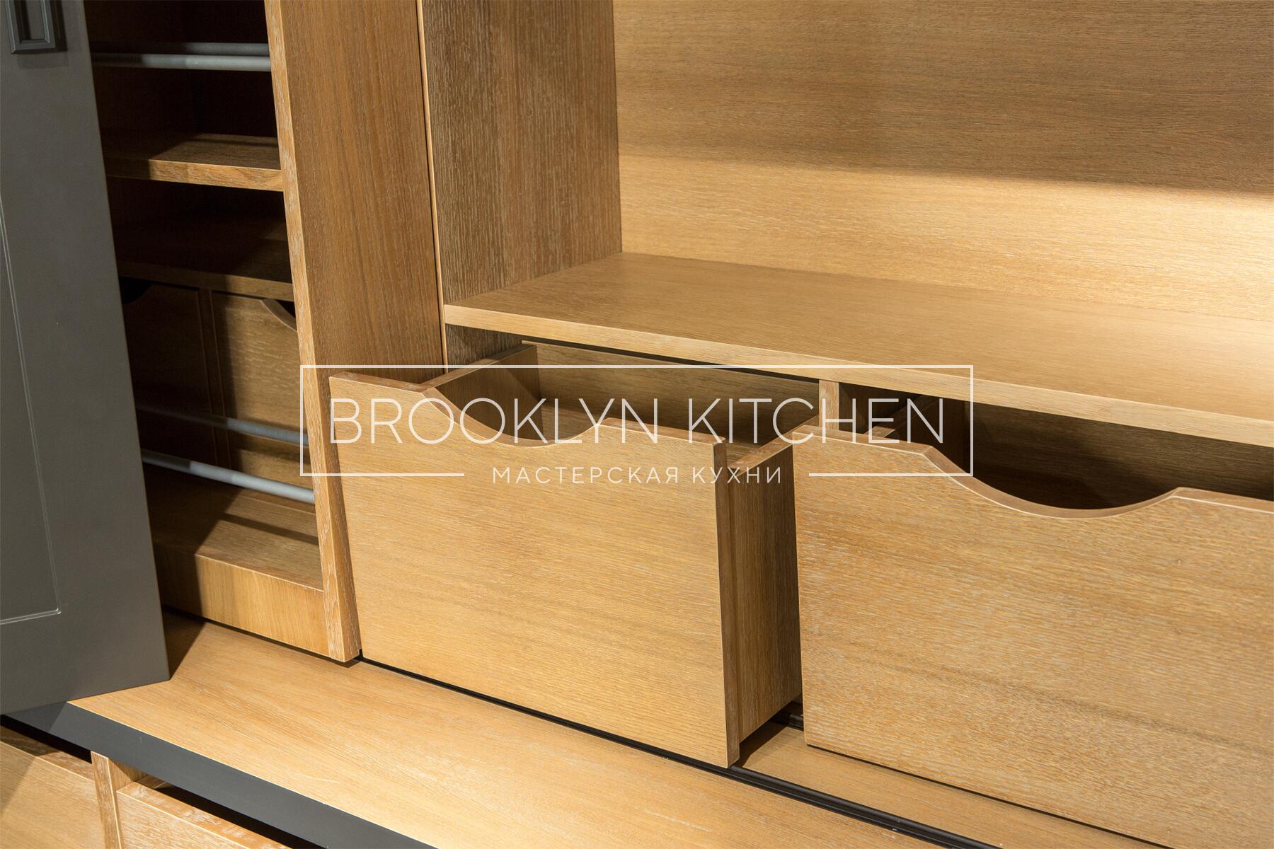 Многофункциональный остров с фасадами под эмалью и подсветкой