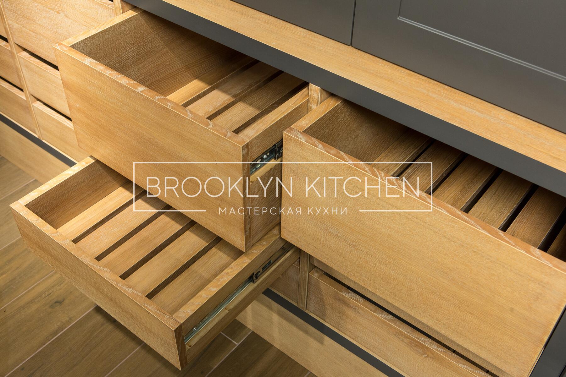 Многофункциональный остров с фасадами под эмалью и подсветкой