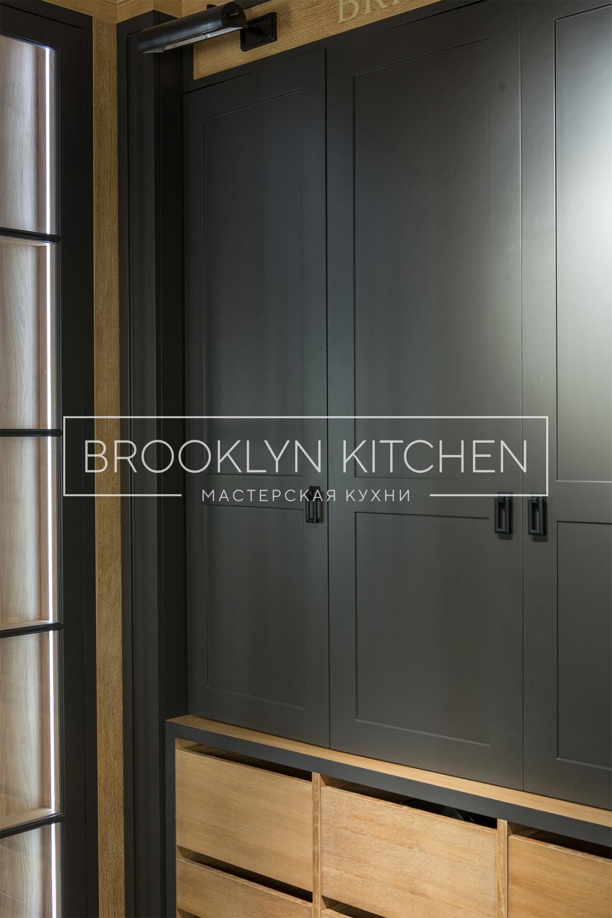 Многофункциональный остров с фасадами под эмалью и подсветкой