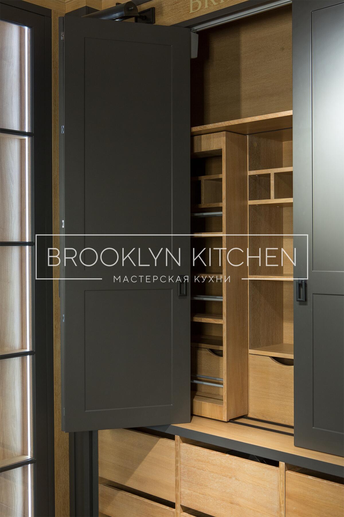 Многофункциональный остров с фасадами под эмалью и подсветкой