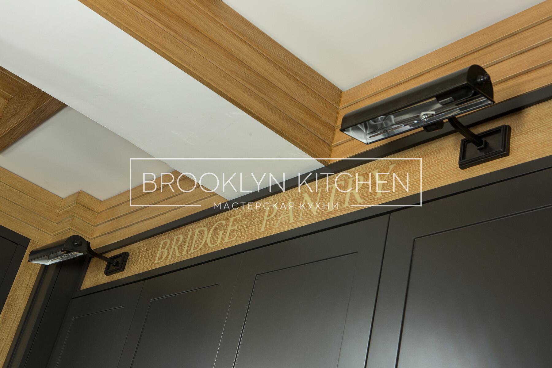 Многофункциональный остров с фасадами под эмалью и подсветкой