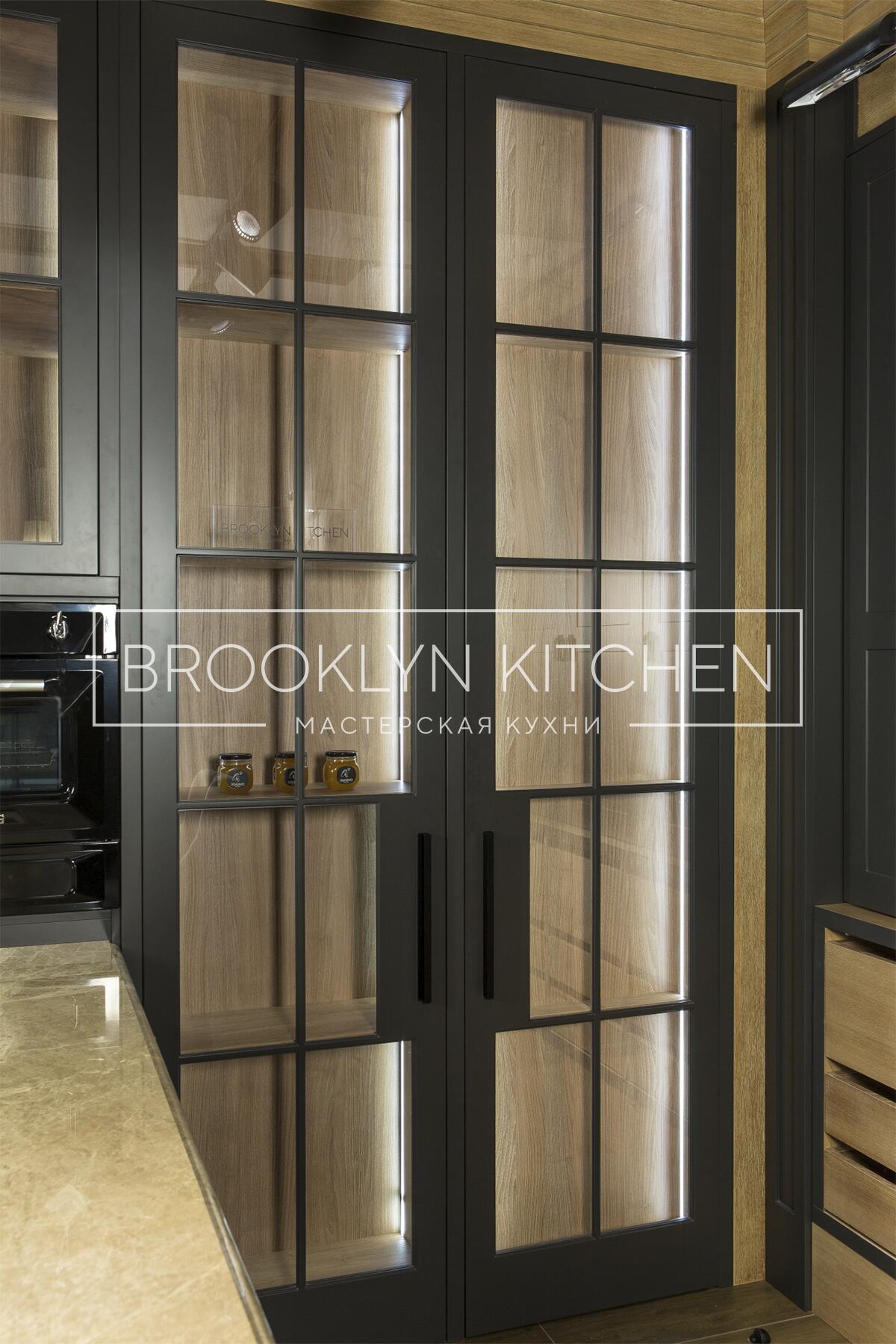 Многофункциональный остров с фасадами под эмалью и подсветкой