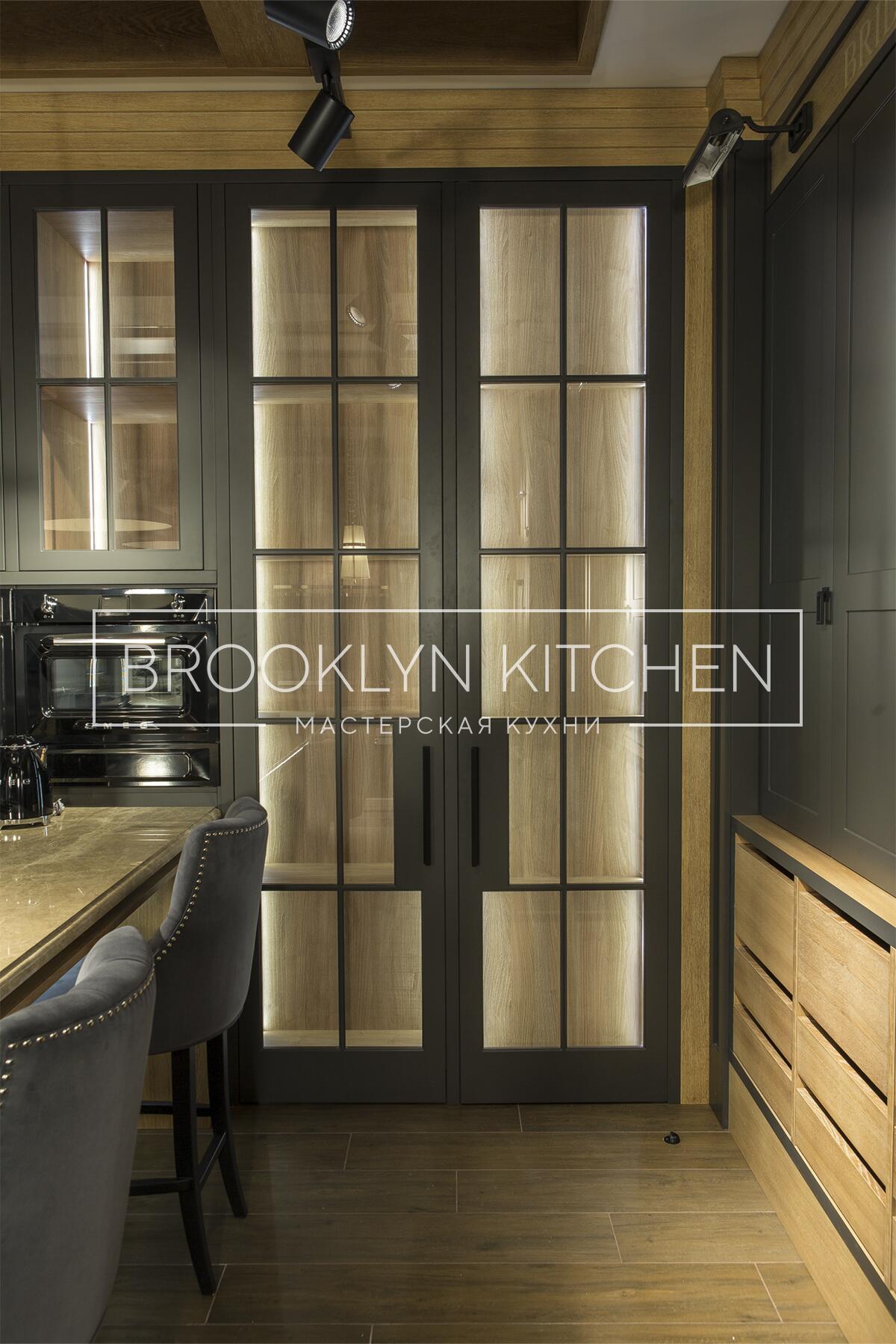 Многофункциональный остров с фасадами под эмалью и подсветкой