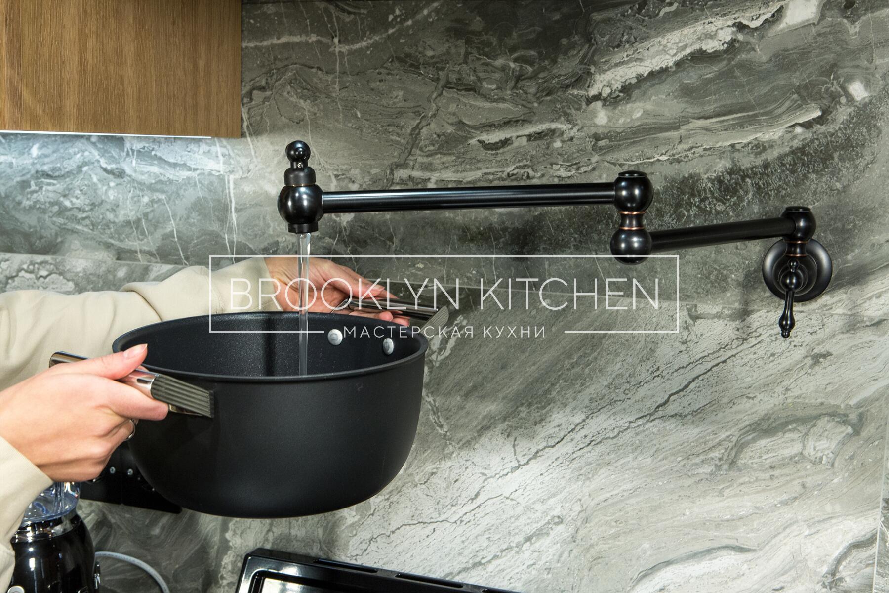 Многофункциональный остров с фасадами под эмалью и подсветкой