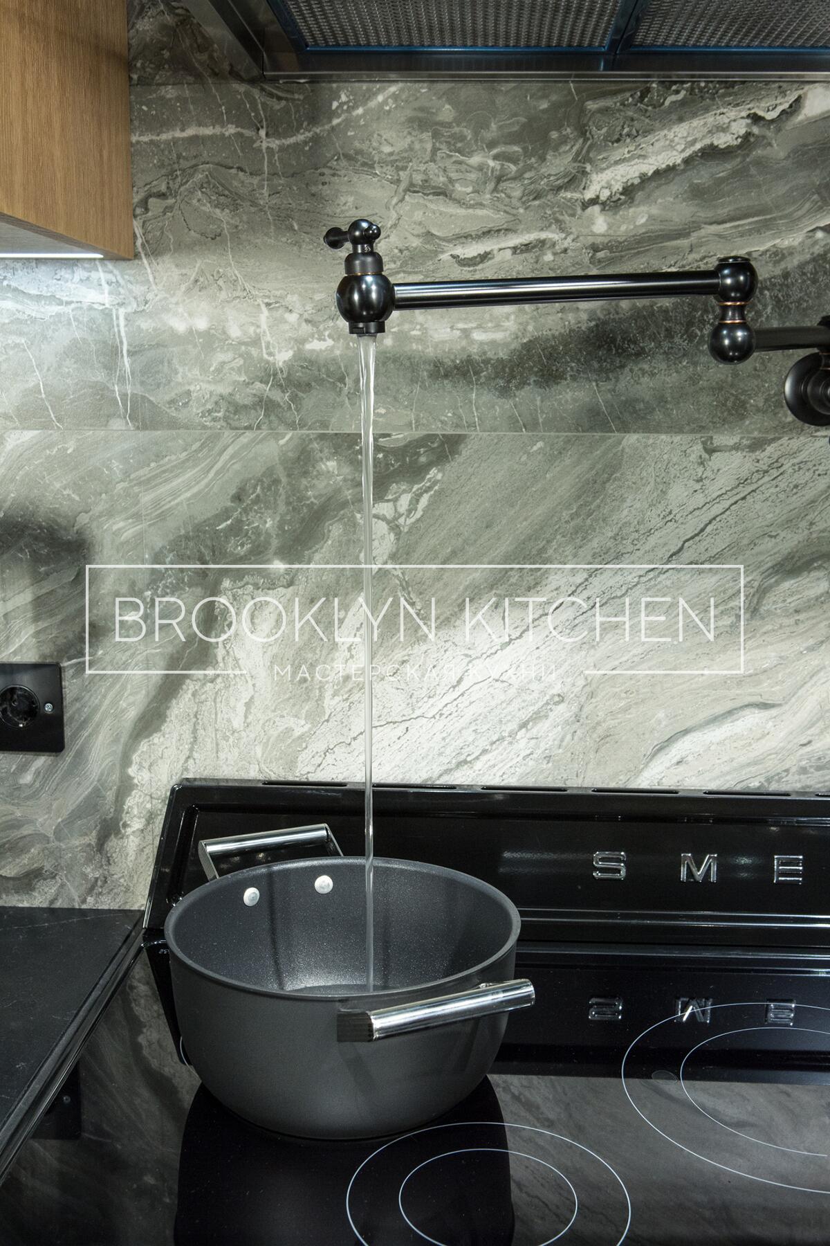 Многофункциональный остров с фасадами под эмалью и подсветкой