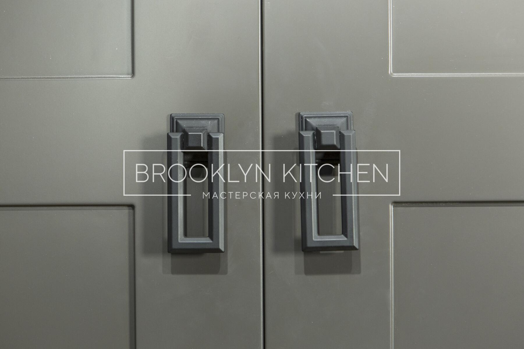 Многофункциональный остров с фасадами под эмалью и подсветкой