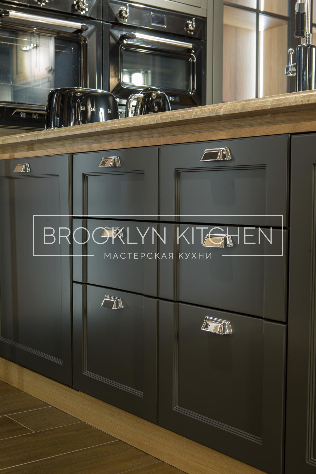 Многофункциональный остров с фасадами под эмалью и подсветкой