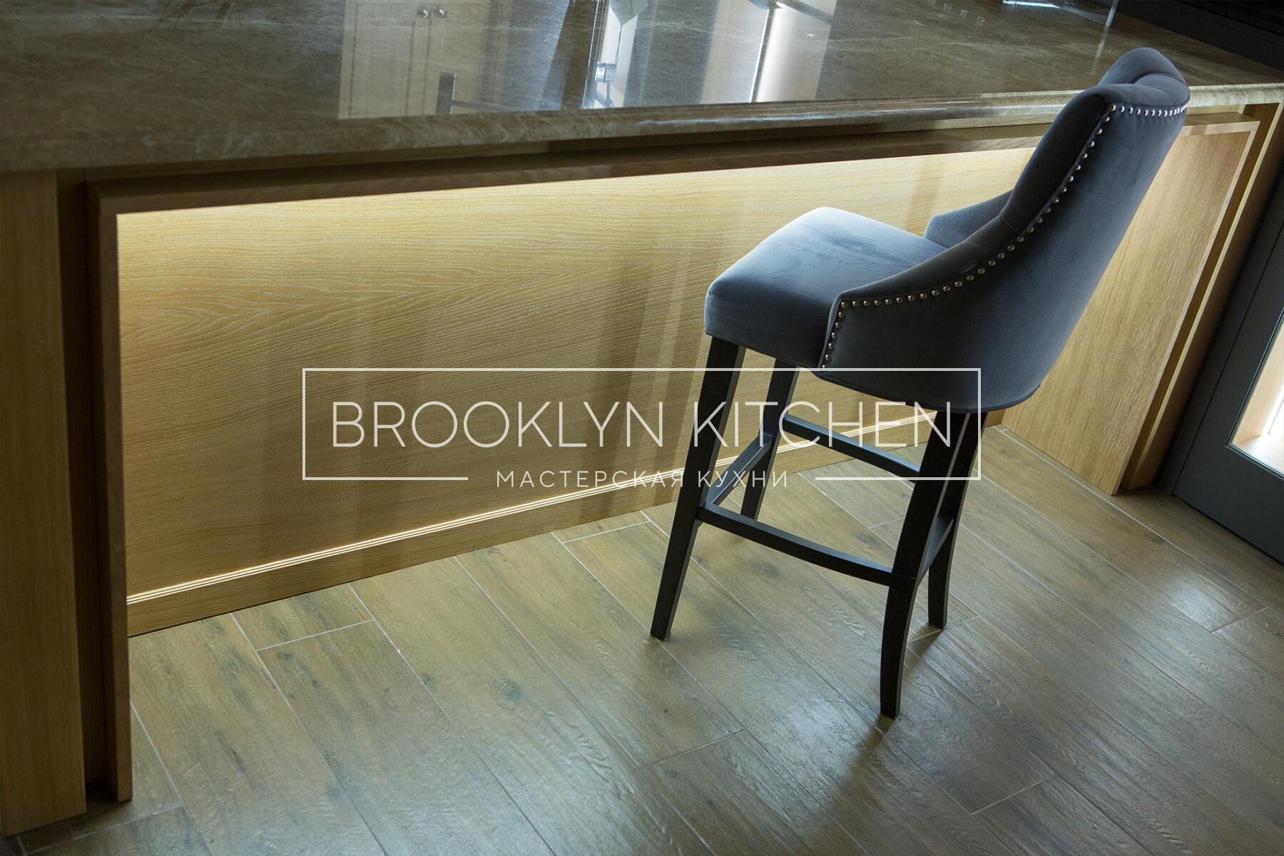 Многофункциональный остров с фасадами под эмалью и подсветкой