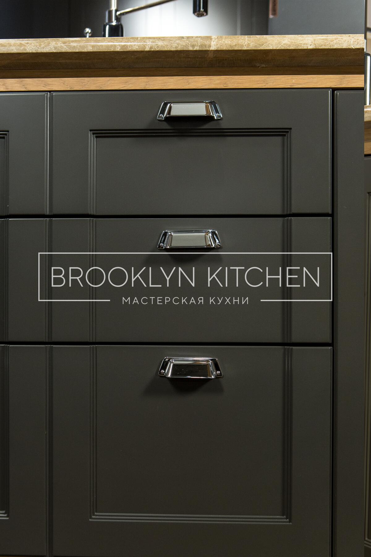 Многофункциональный остров с фасадами под эмалью и подсветкой