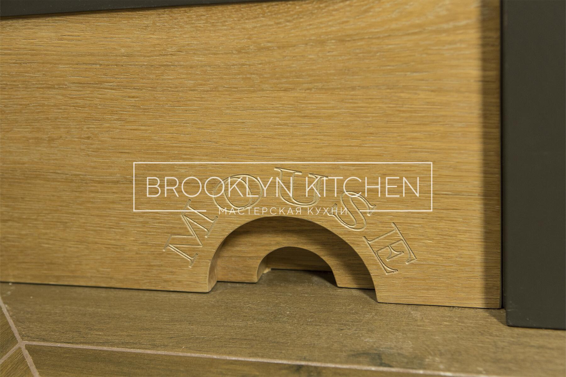 Многофункциональный остров с фасадами под эмалью и подсветкой