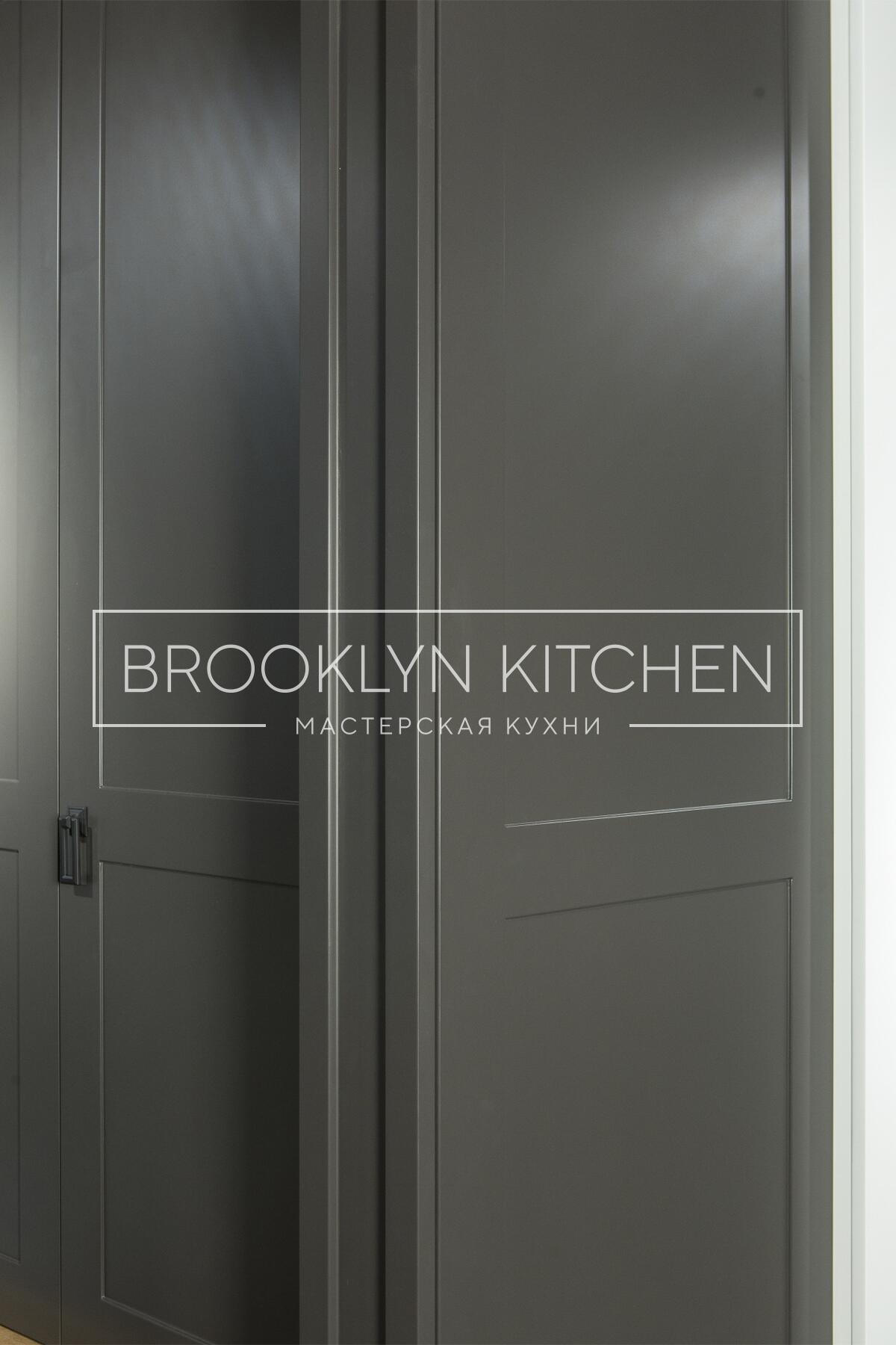 Многофункциональный остров с фасадами под эмалью и подсветкой