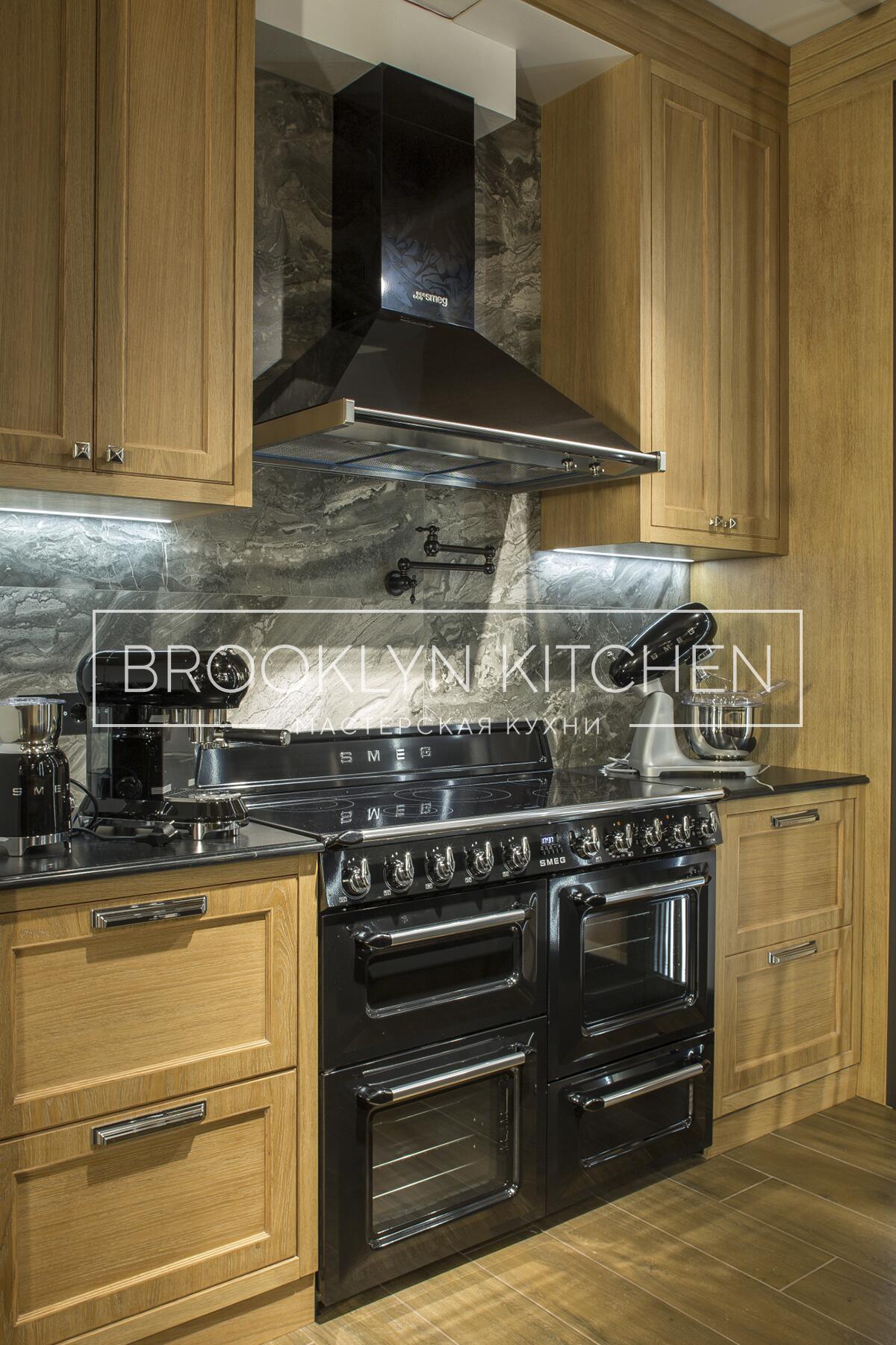 Многофункциональный остров с фасадами под эмалью и подсветкой