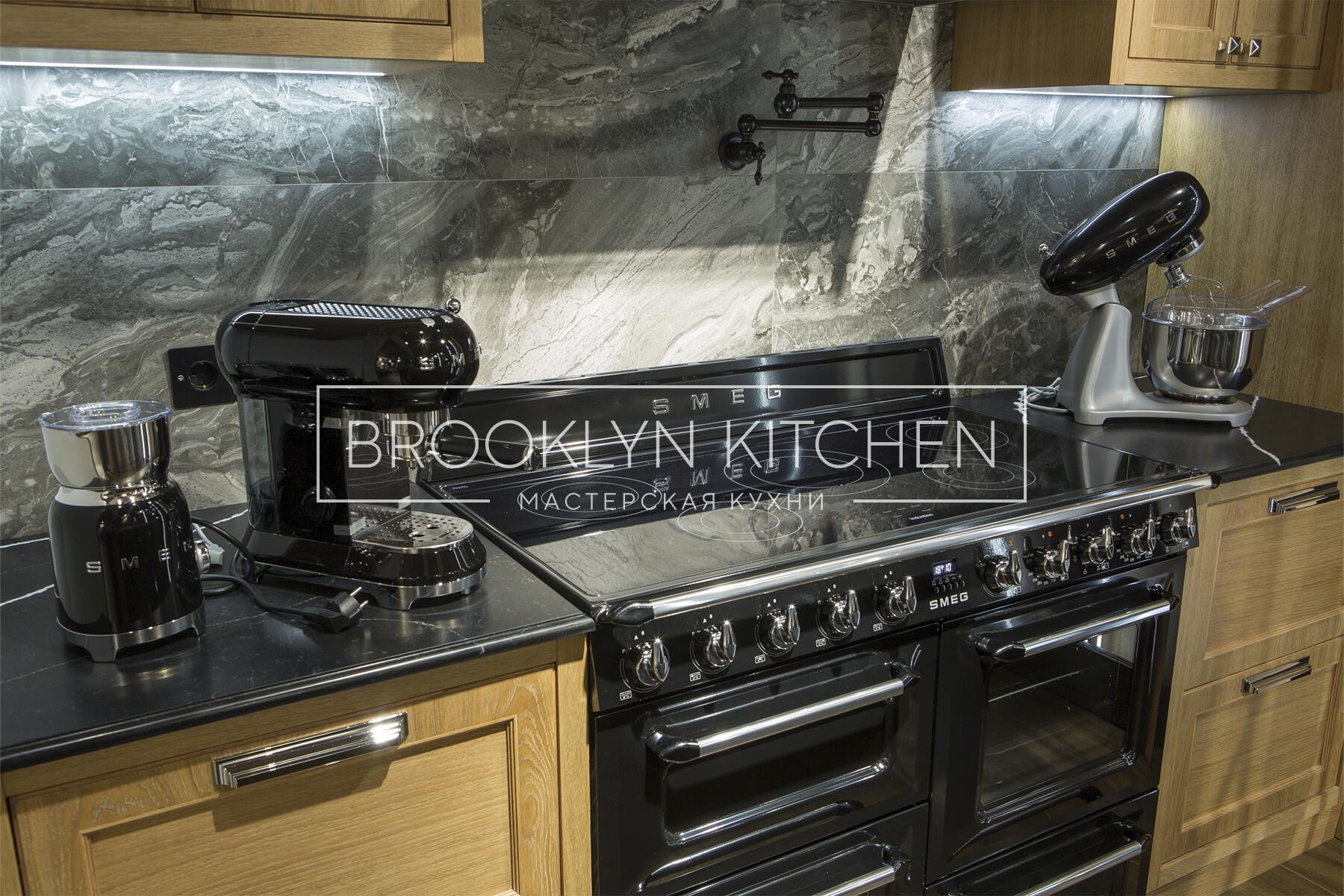 Многофункциональный остров с фасадами под эмалью и подсветкой