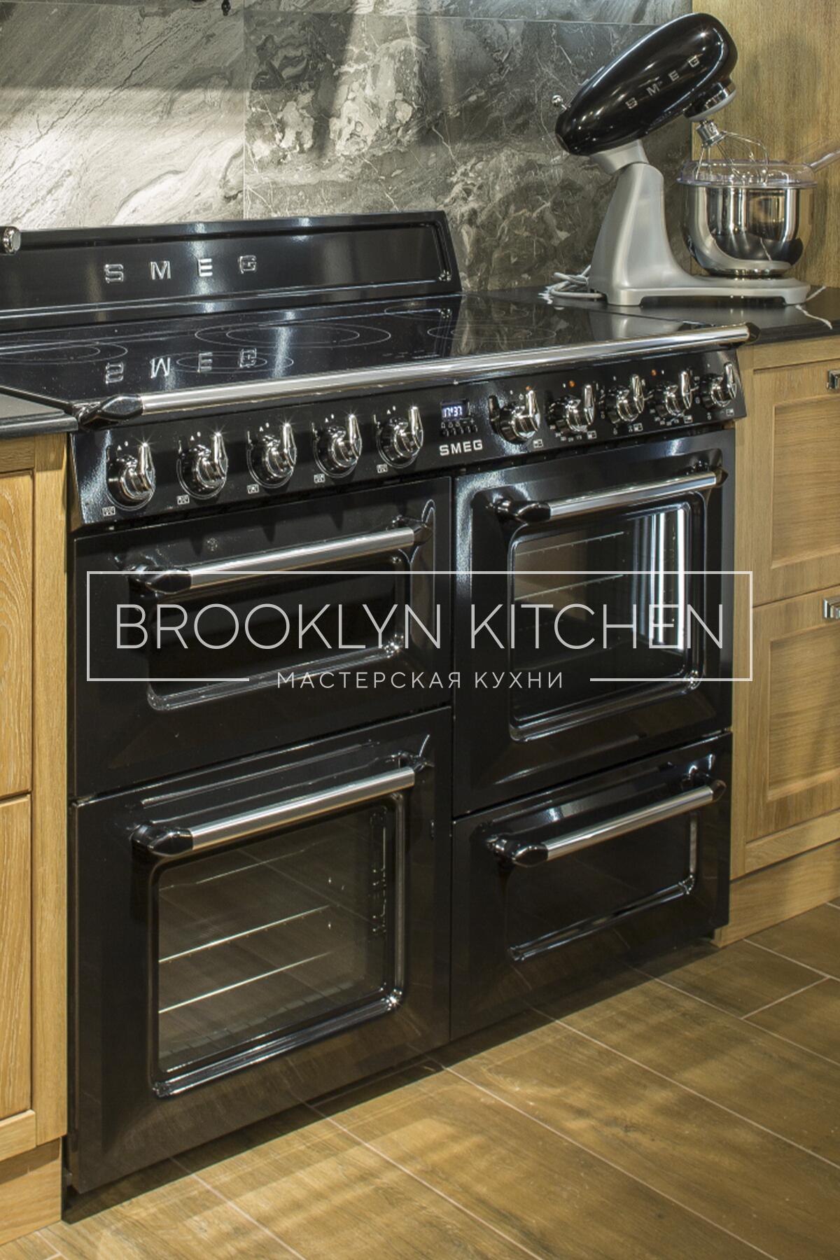 Многофункциональный остров с фасадами под эмалью и подсветкой