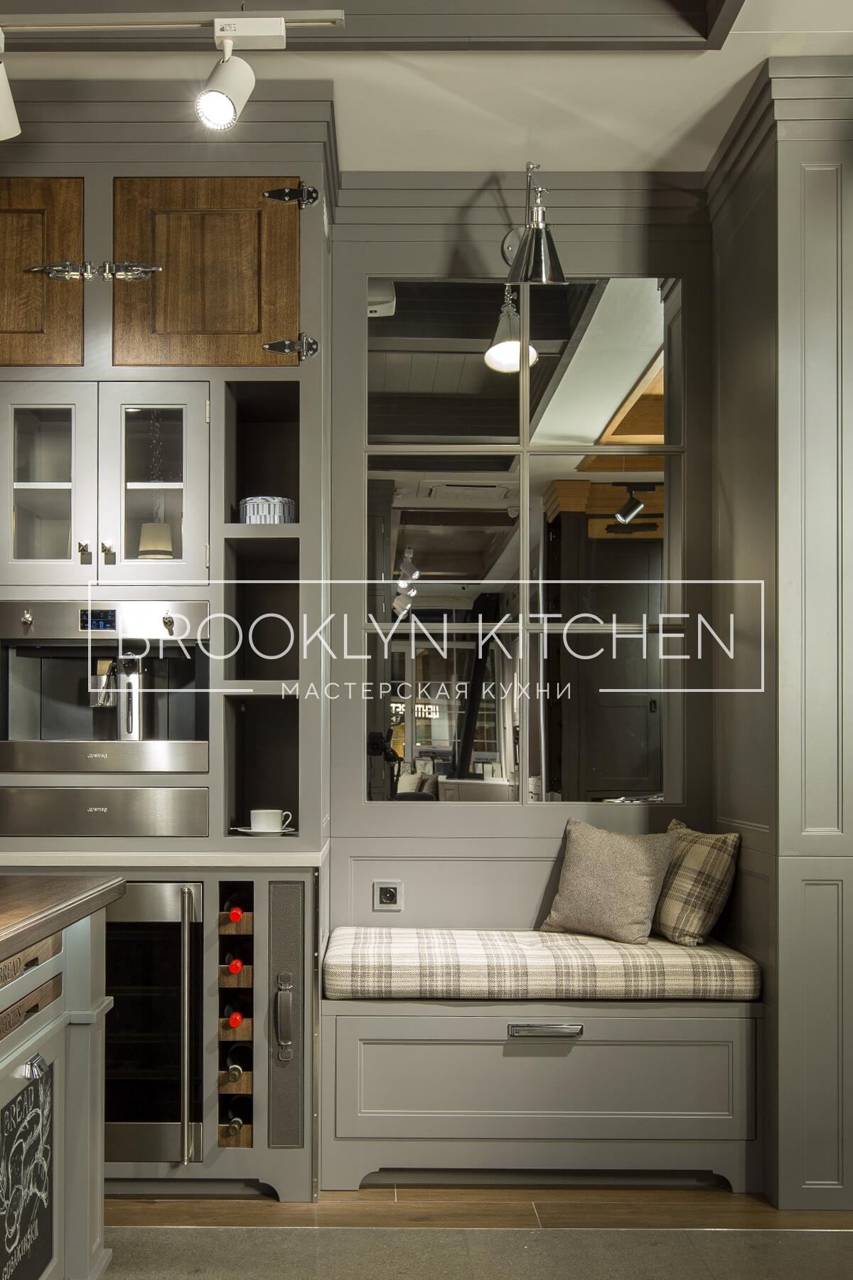 Многофункциональный остров с фасадами под эмалью и подсветкой