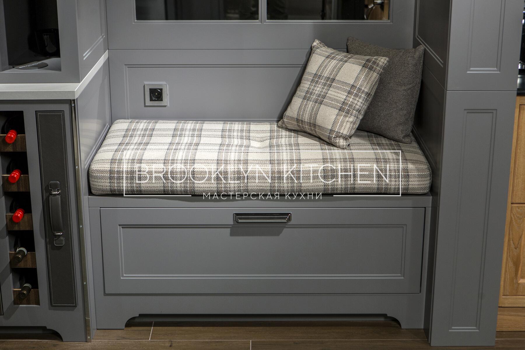 Многофункциональный остров с фасадами под эмалью и подсветкой