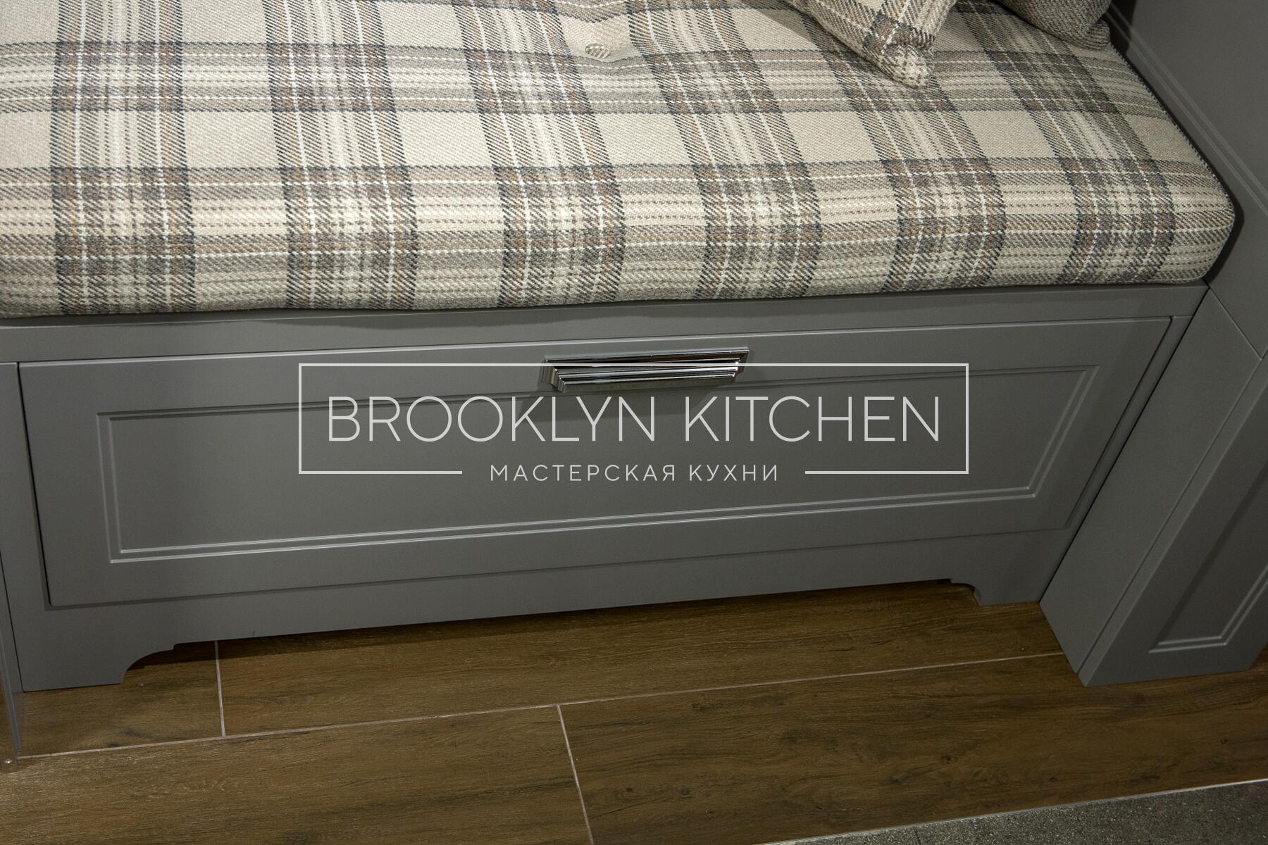 Многофункциональный остров с фасадами под эмалью и подсветкой