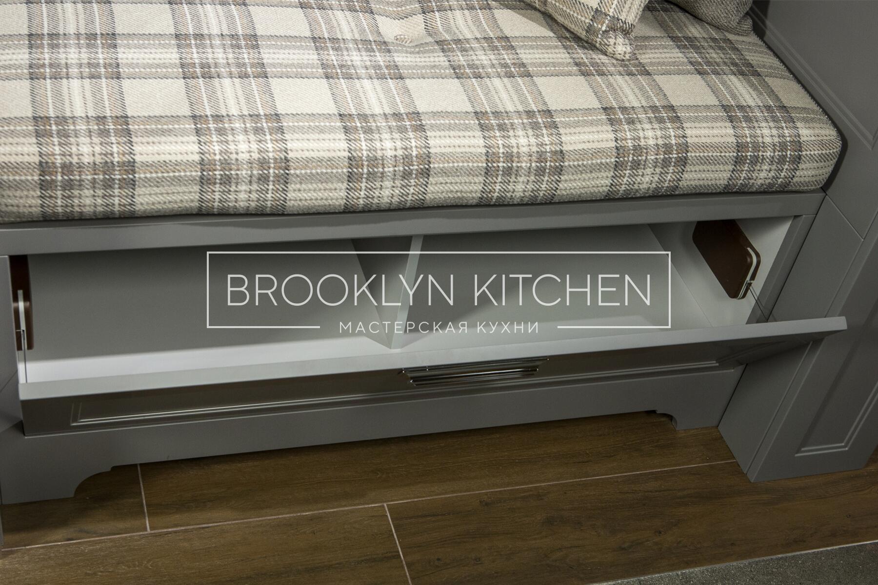 Многофункциональный остров с фасадами под эмалью и подсветкой