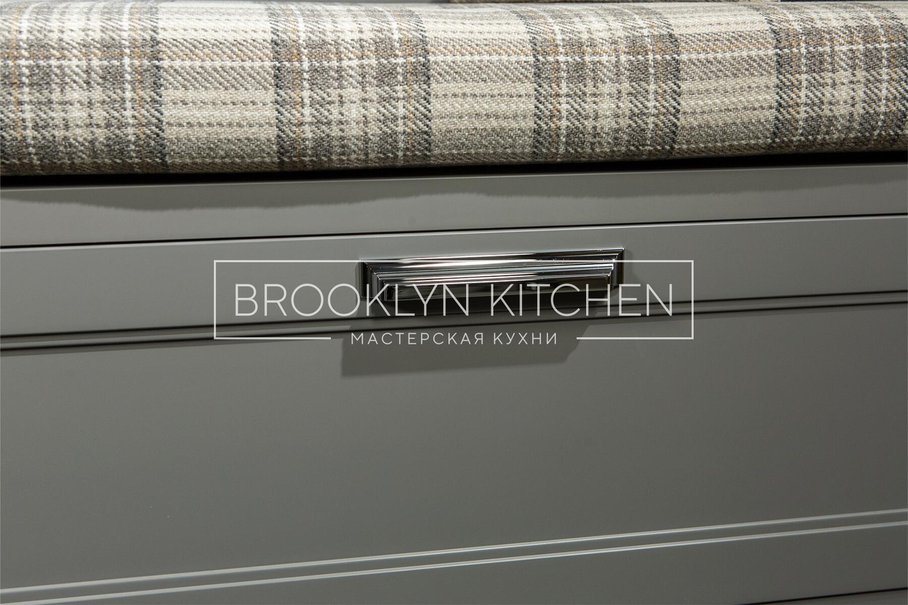 Многофункциональный остров с фасадами под эмалью и подсветкой