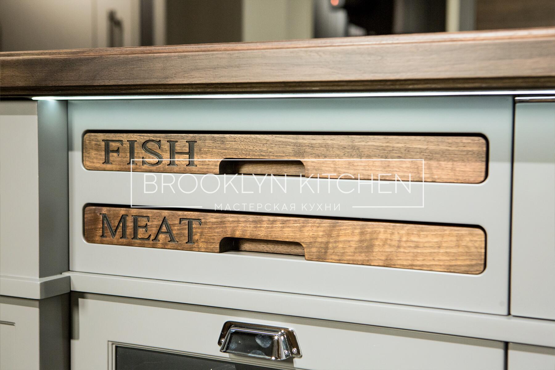 Многофункциональный остров с фасадами под эмалью и подсветкой