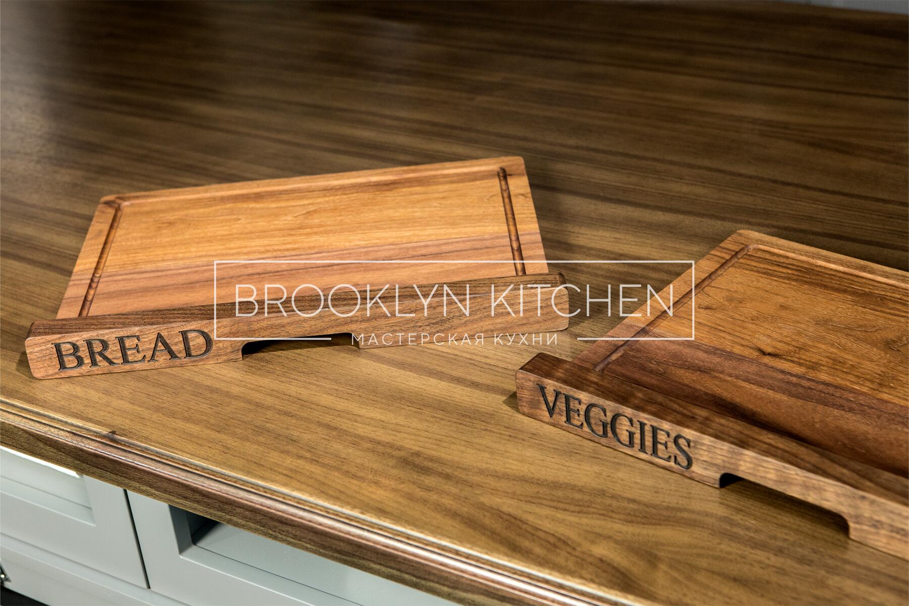 Многофункциональный остров с фасадами под эмалью и подсветкой