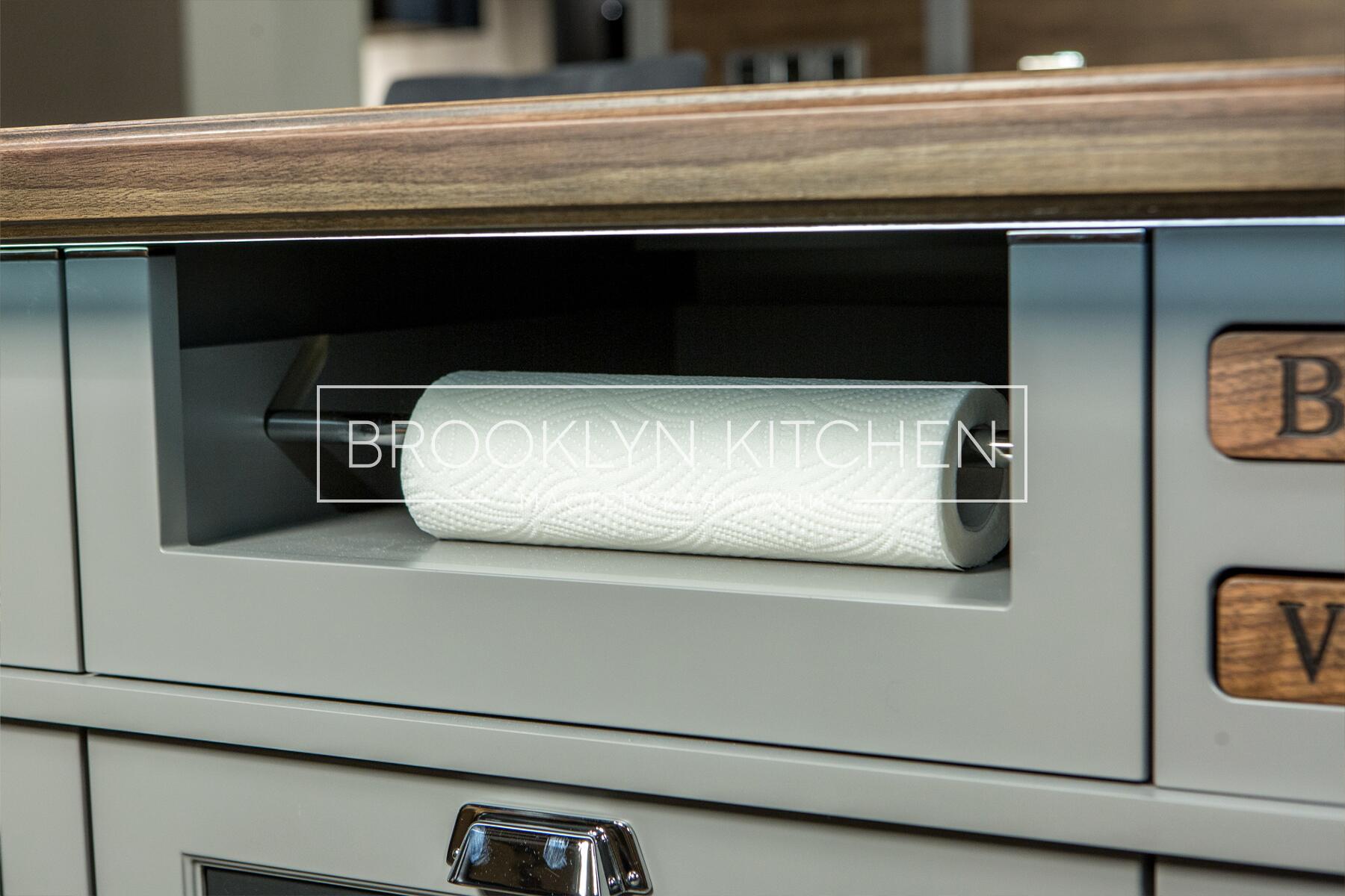 Многофункциональный остров с фасадами под эмалью и подсветкой