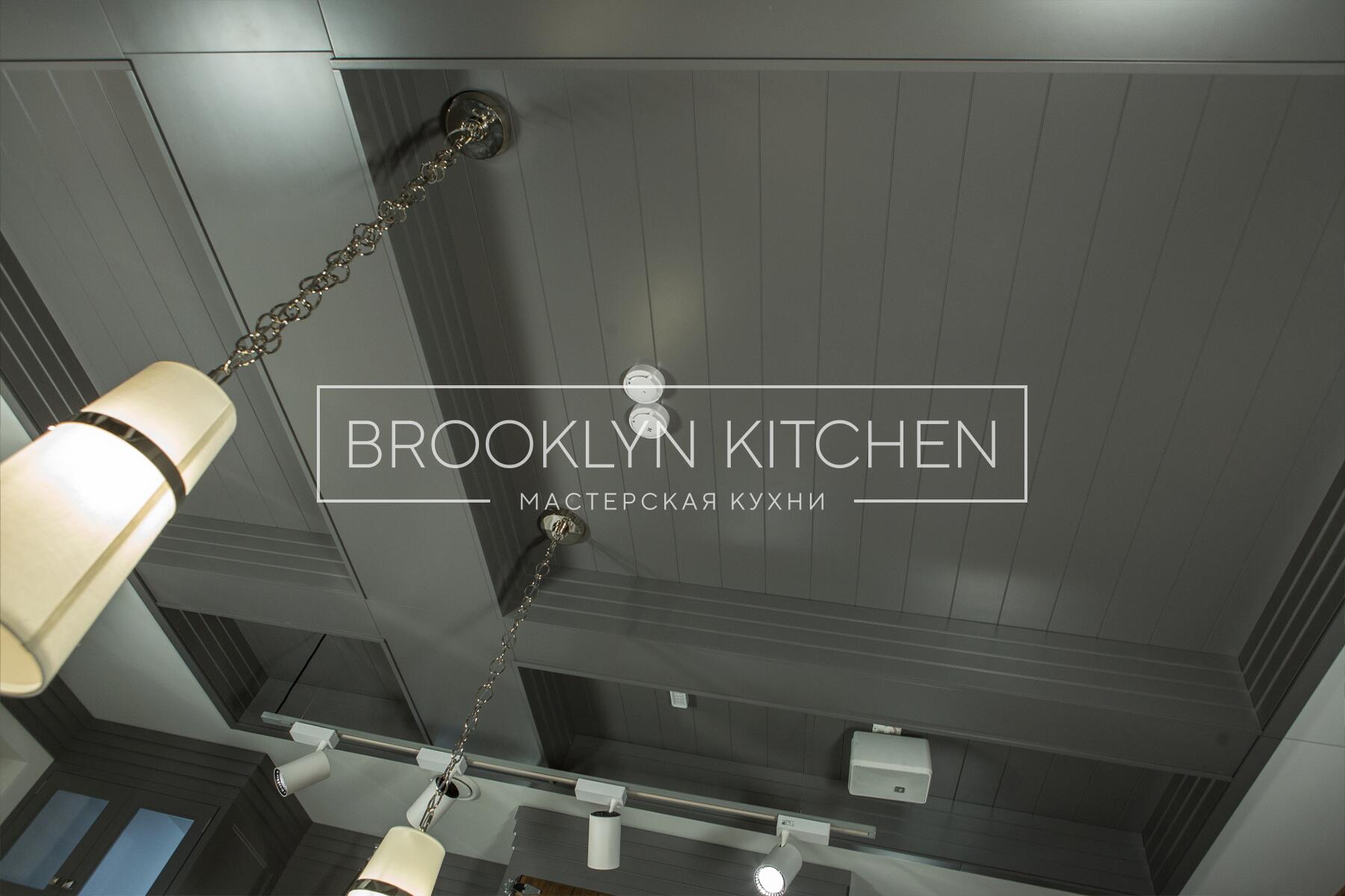 Многофункциональный остров с фасадами под эмалью и подсветкой