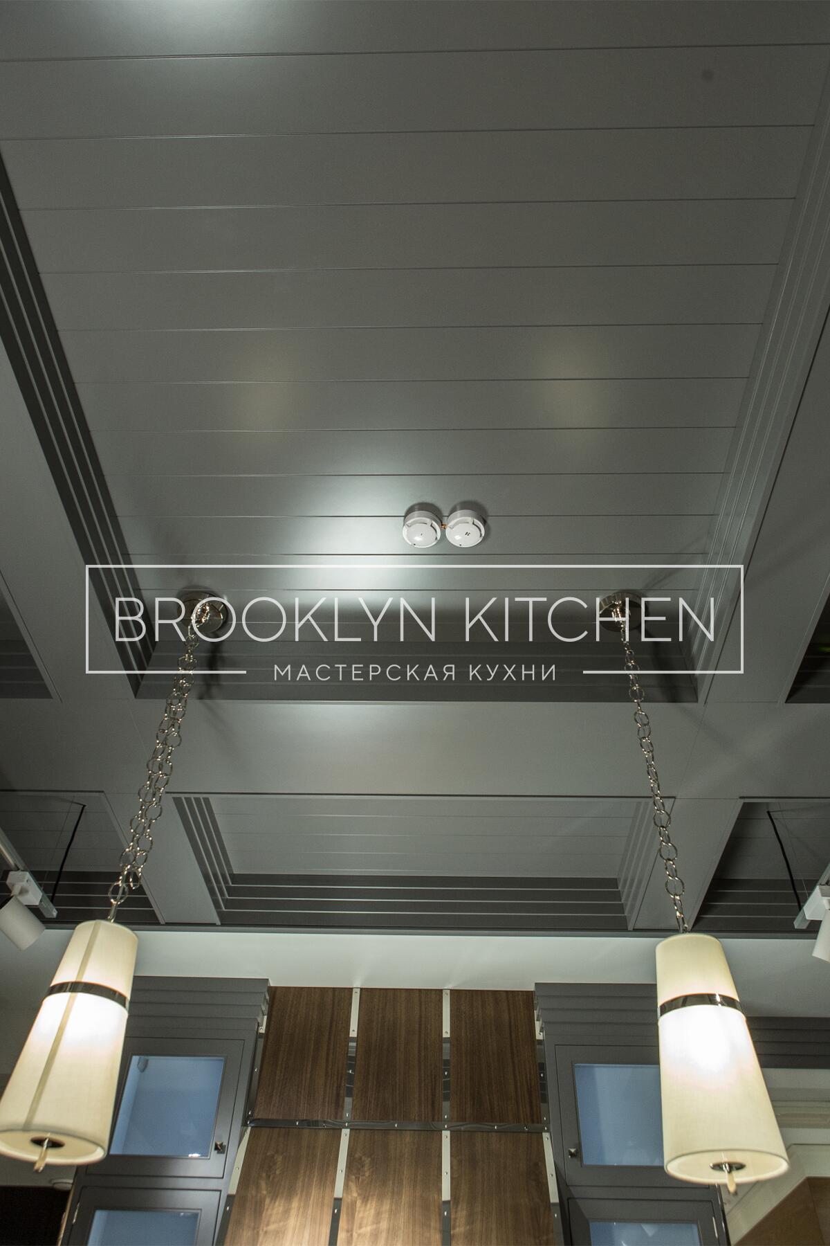 Многофункциональный остров с фасадами под эмалью и подсветкой