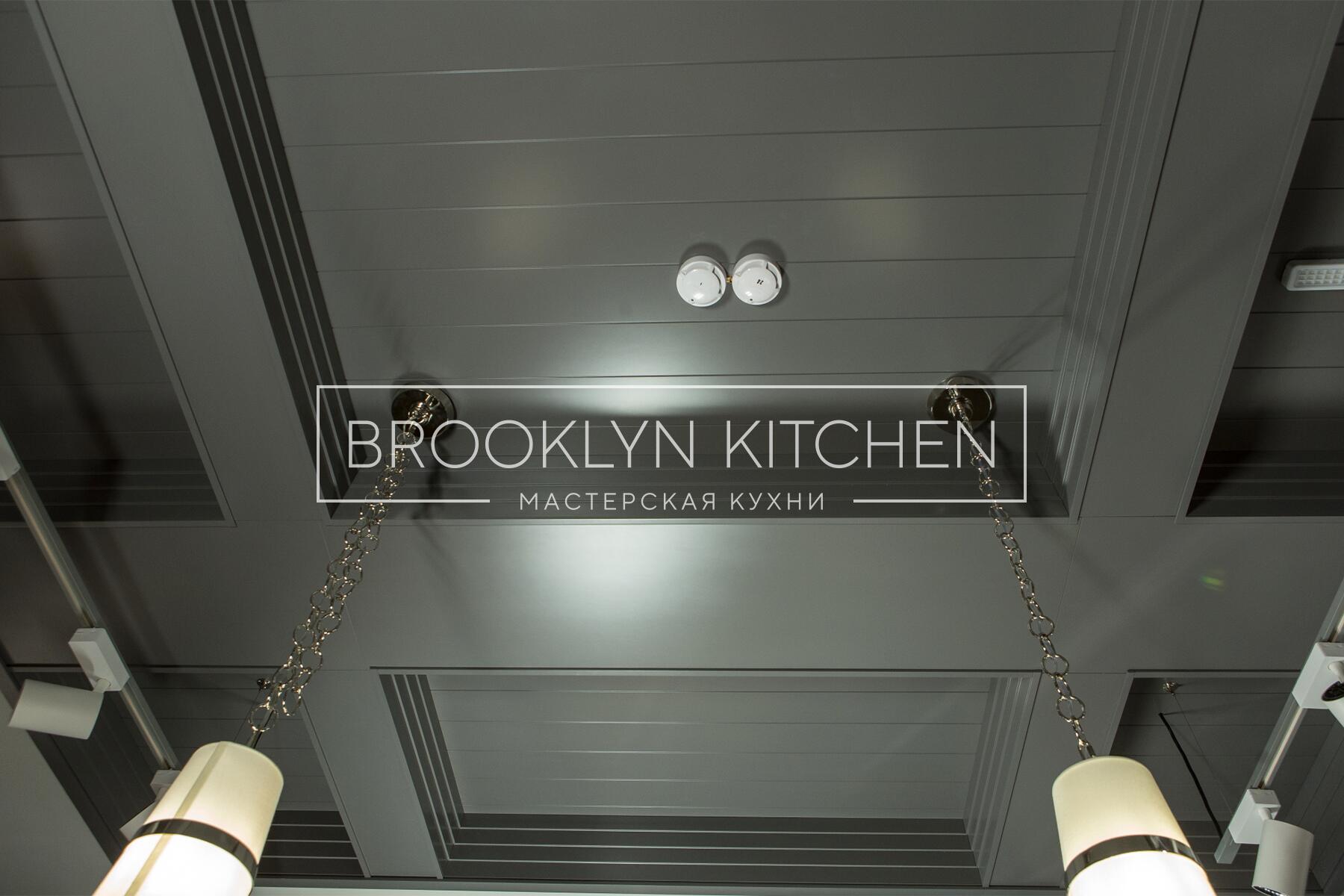 Многофункциональный остров с фасадами под эмалью и подсветкой