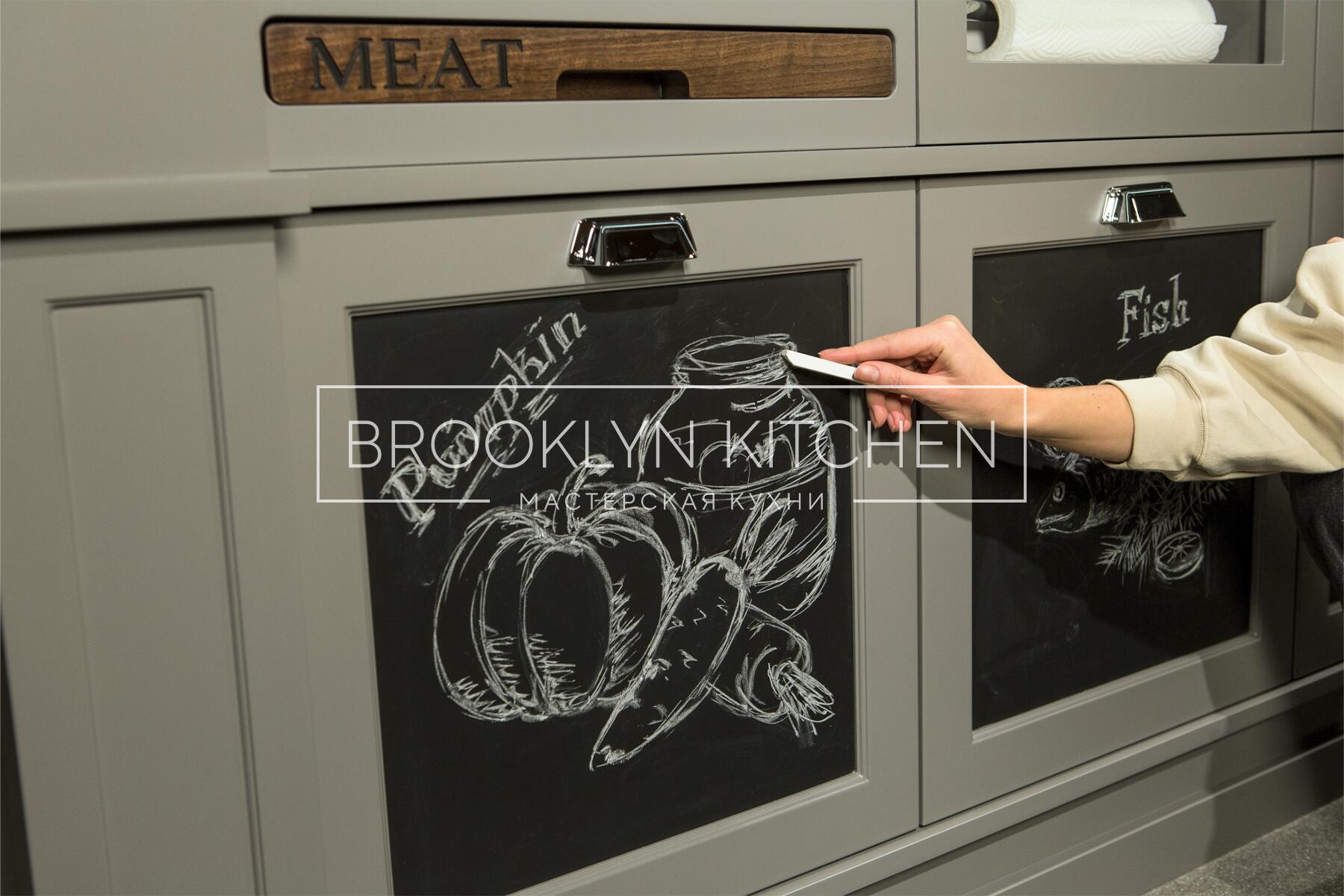 Многофункциональный остров с фасадами под эмалью и подсветкой