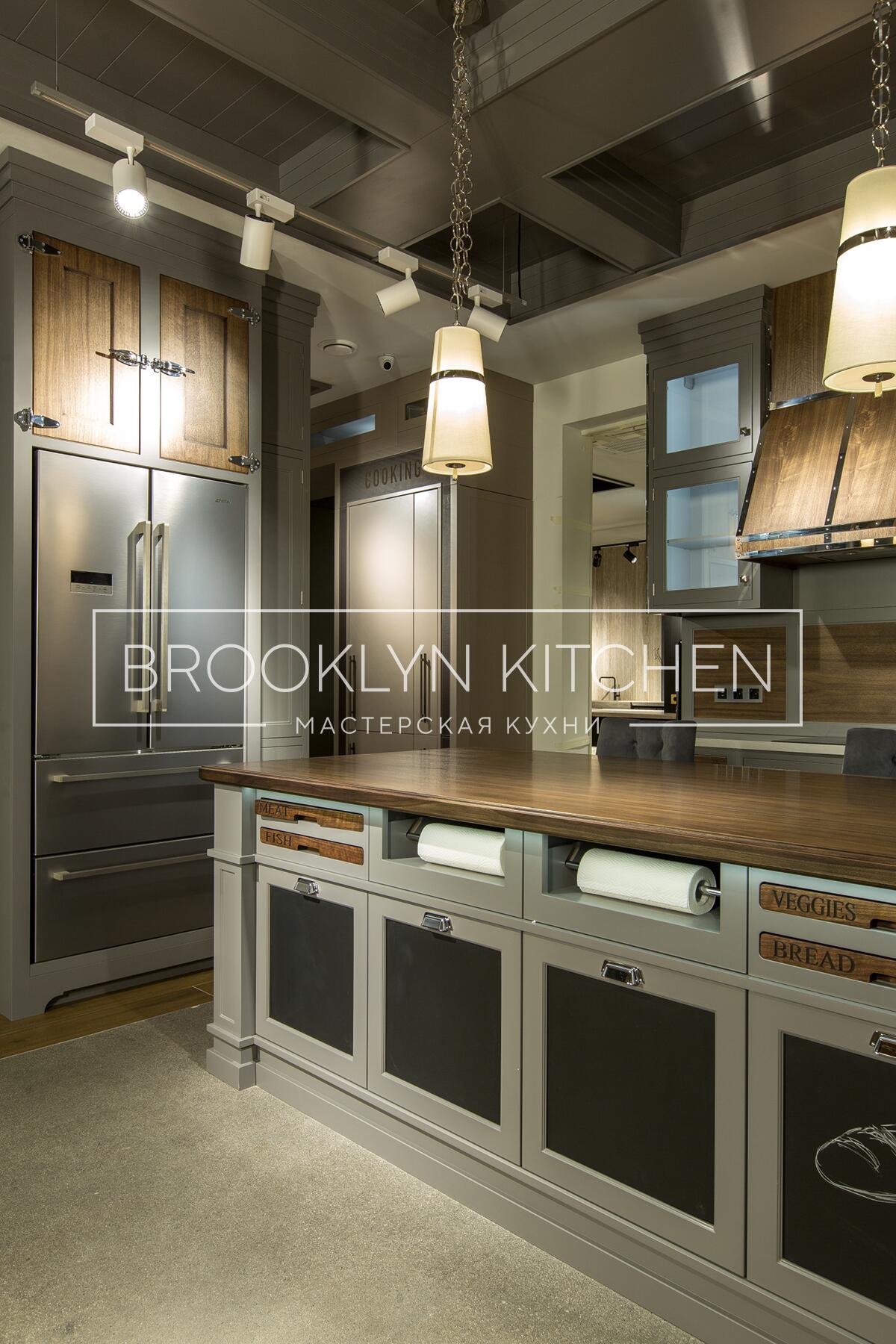 Многофункциональный остров с фасадами под эмалью и подсветкой