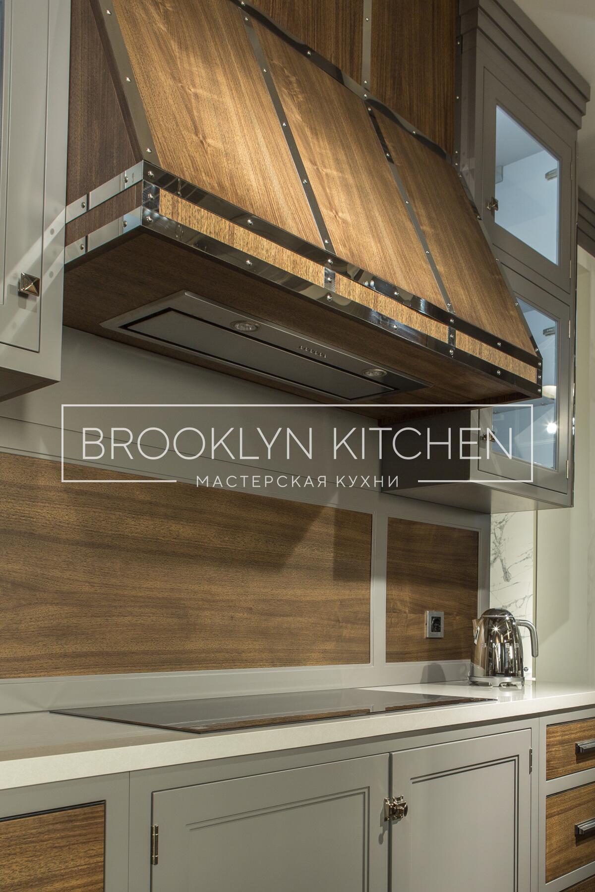 Многофункциональный остров с фасадами под эмалью и подсветкой