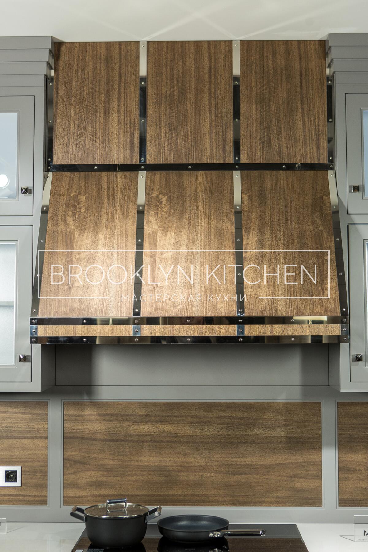 Многофункциональный остров с фасадами под эмалью и подсветкой