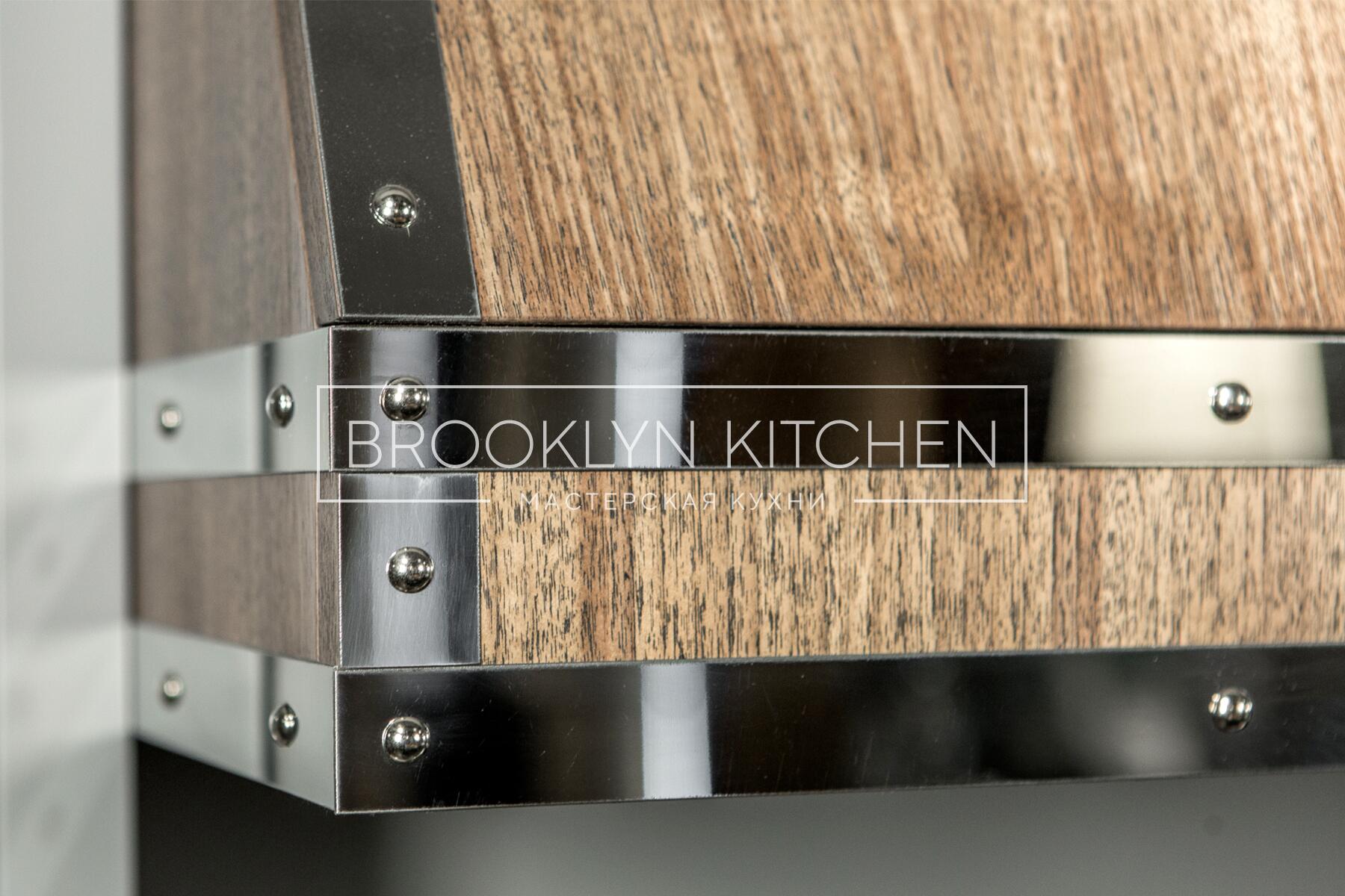 Многофункциональный остров с фасадами под эмалью и подсветкой