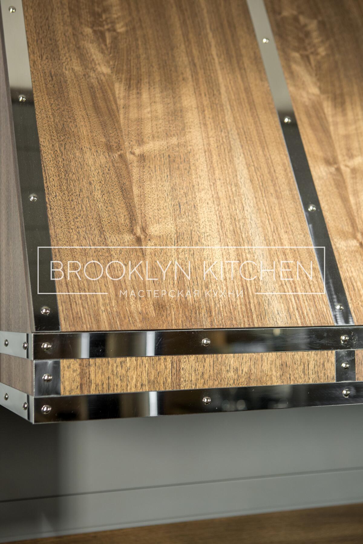 Многофункциональный остров с фасадами под эмалью и подсветкой