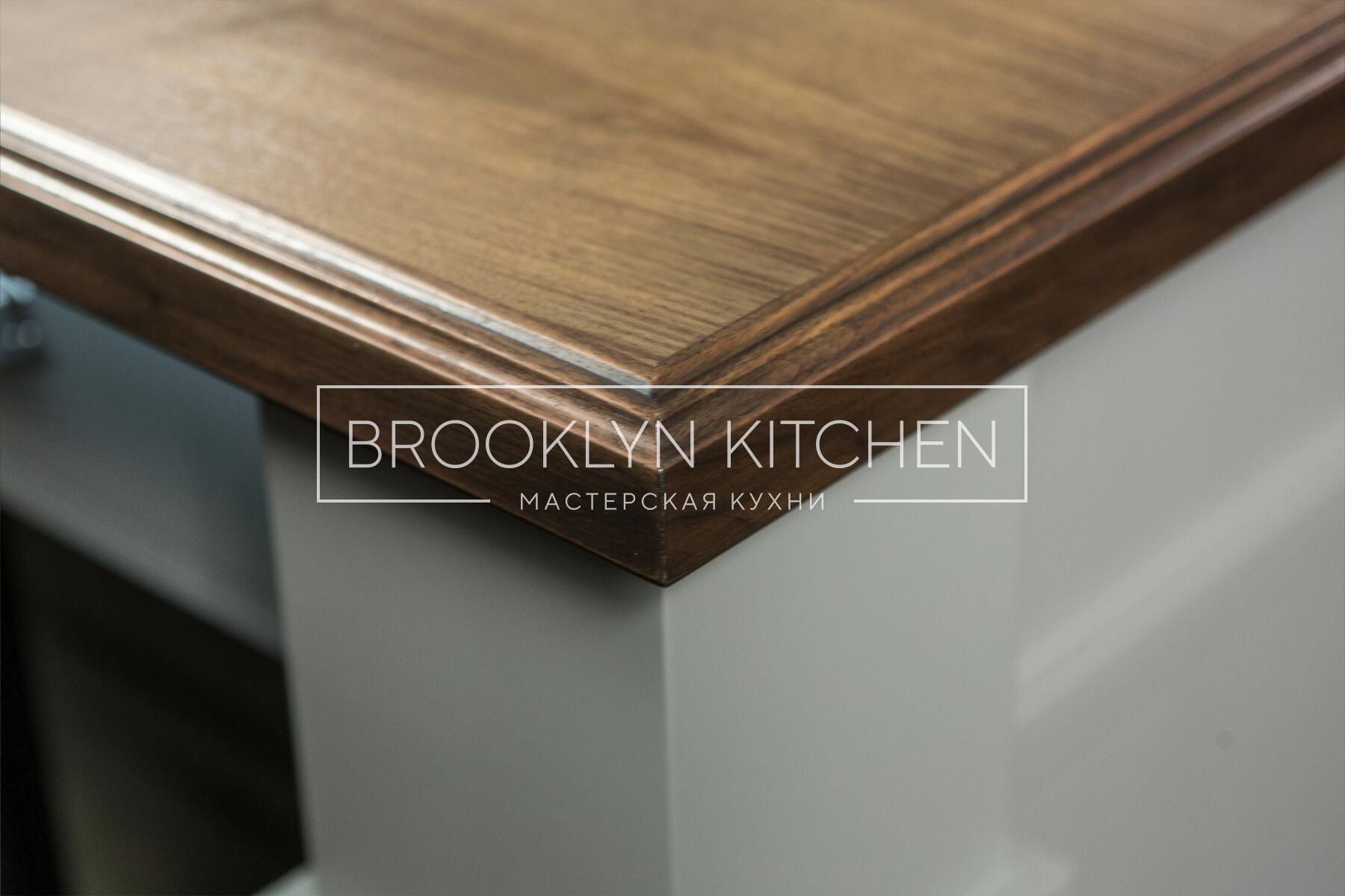 Многофункциональный остров с фасадами под эмалью и подсветкой