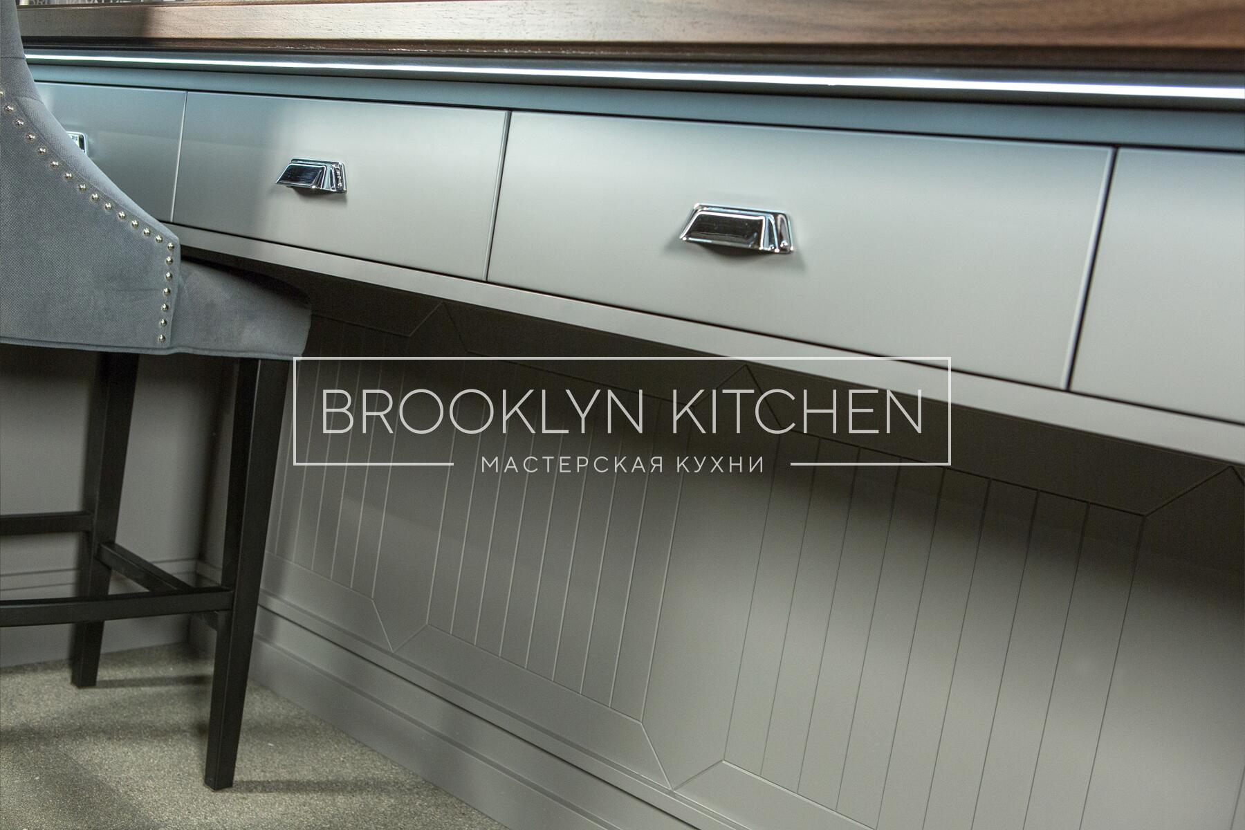 Многофункциональный остров с фасадами под эмалью и подсветкой