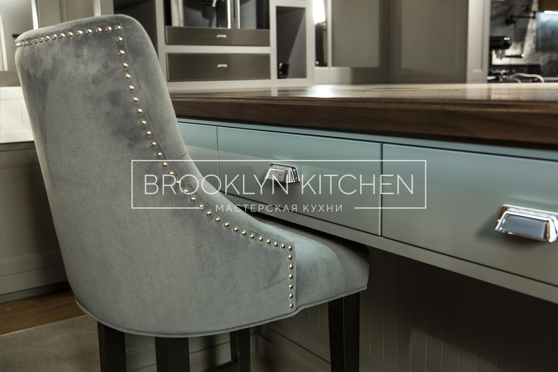 Многофункциональный остров с фасадами под эмалью и подсветкой