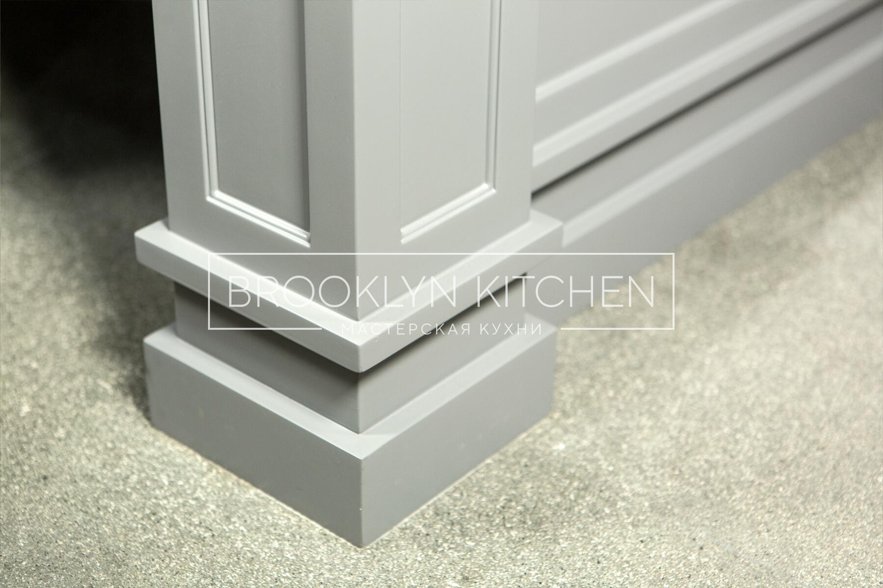 Многофункциональный остров с фасадами под эмалью и подсветкой