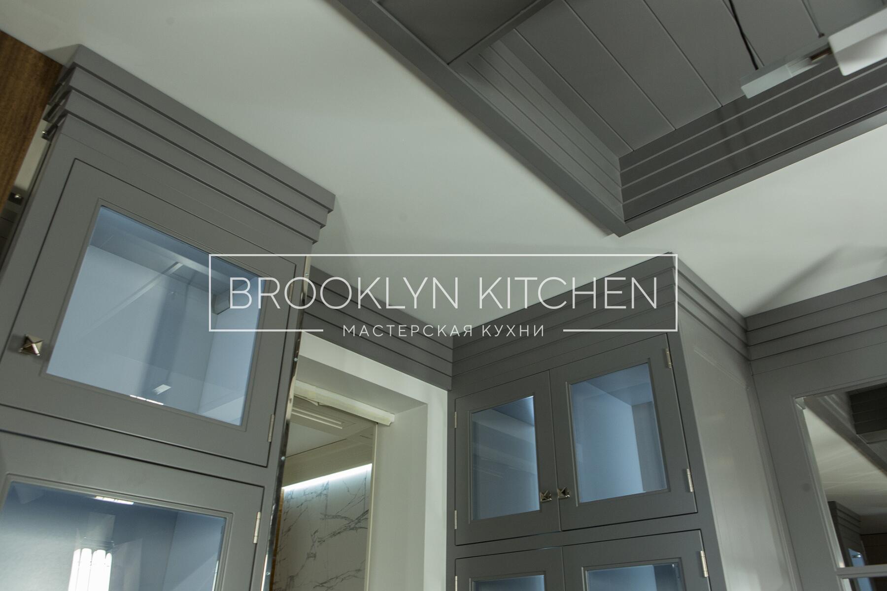 Многофункциональный остров с фасадами под эмалью и подсветкой