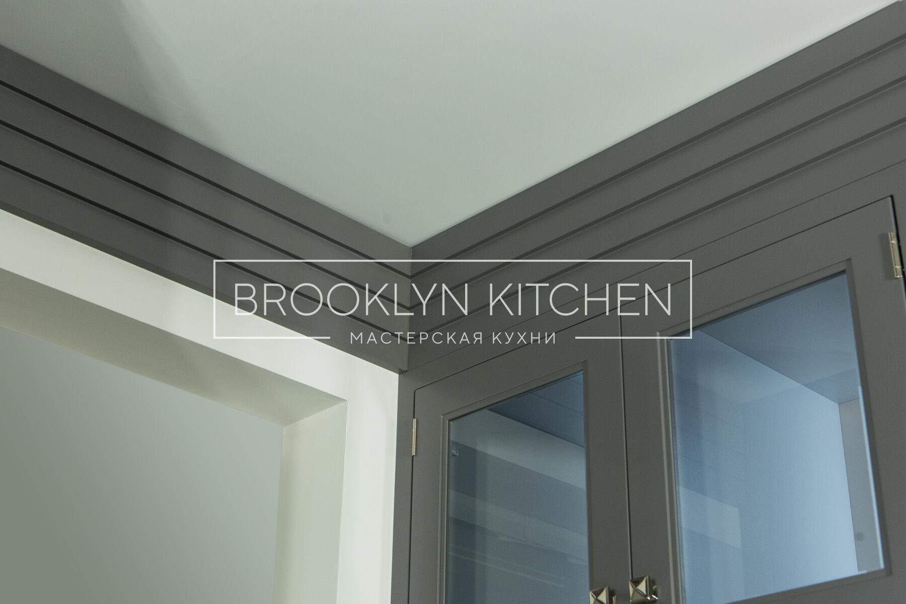 Многофункциональный остров с фасадами под эмалью и подсветкой