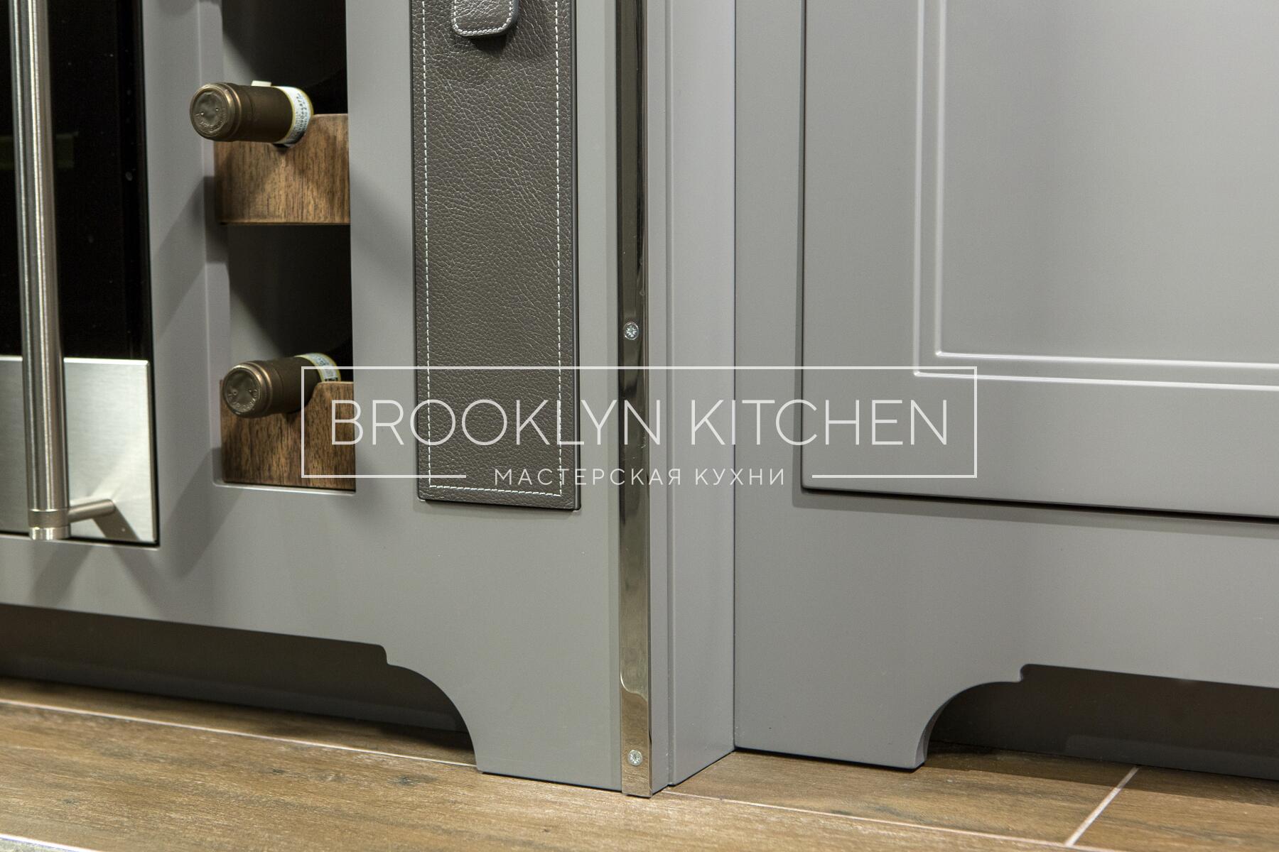 Многофункциональный остров с фасадами под эмалью и подсветкой