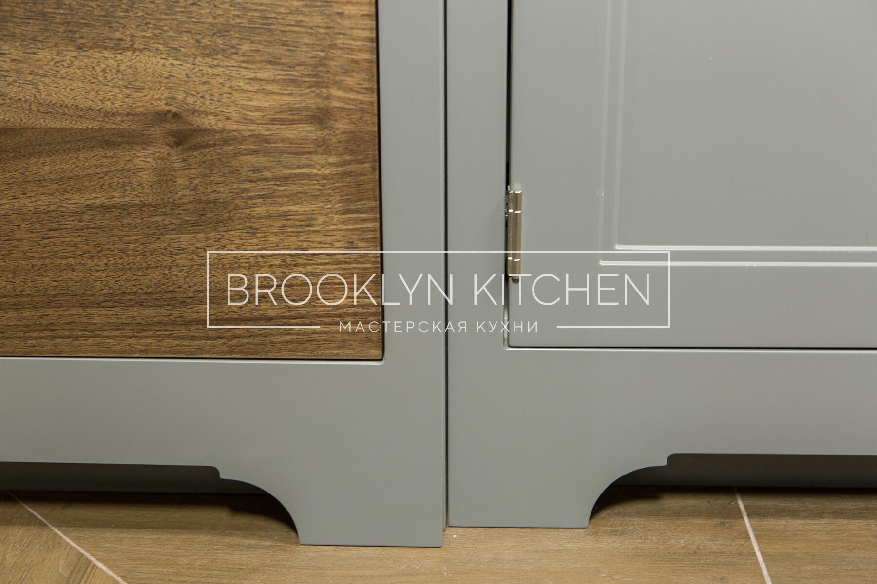 Многофункциональный остров с фасадами под эмалью и подсветкой