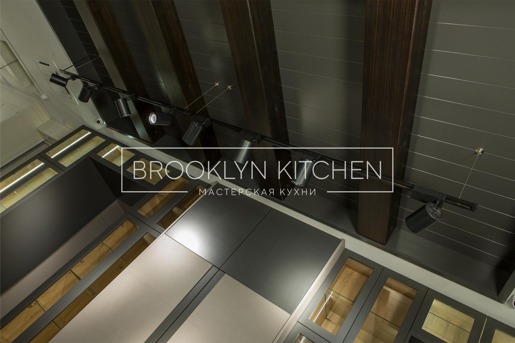 Многофункциональный остров с фасадами под эмалью и подсветкой