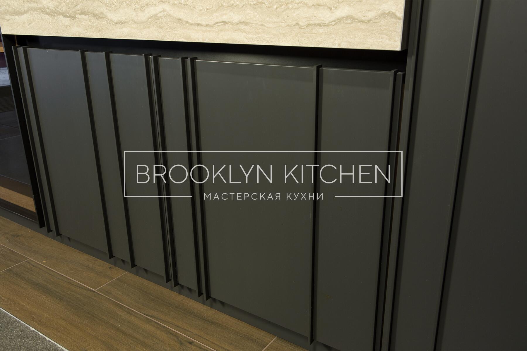 Многофункциональный остров с фасадами под эмалью и подсветкой