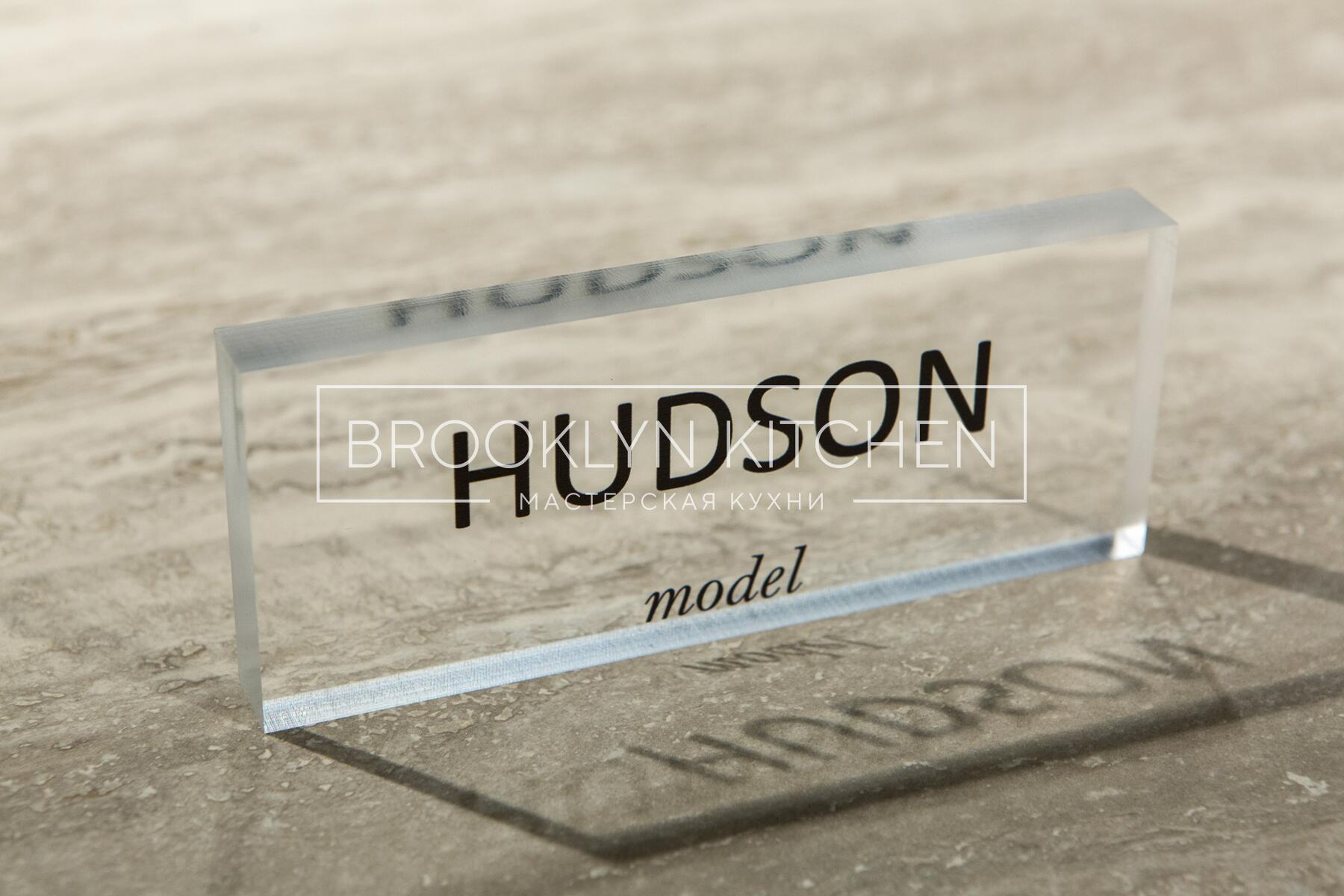 Многофункциональный остров с фасадами под эмалью и подсветкой