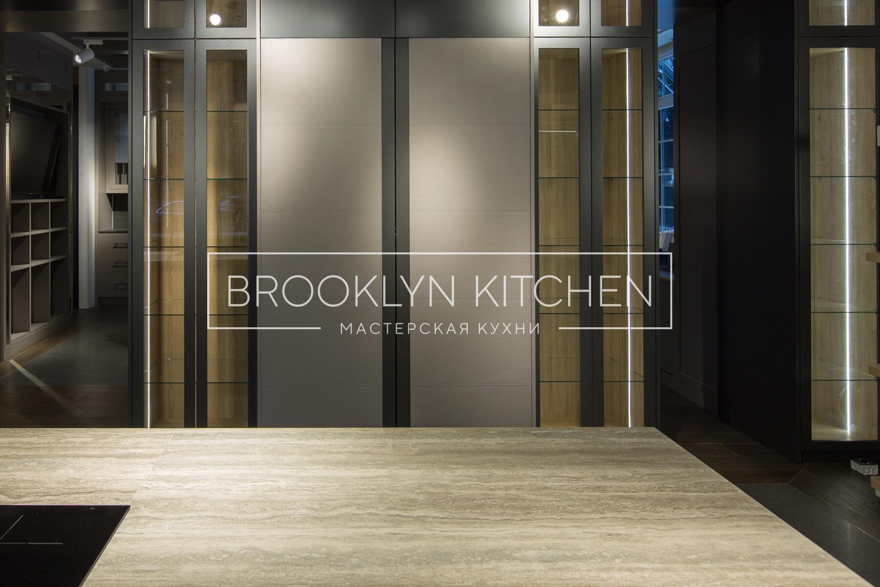 Многофункциональный остров с фасадами под эмалью и подсветкой