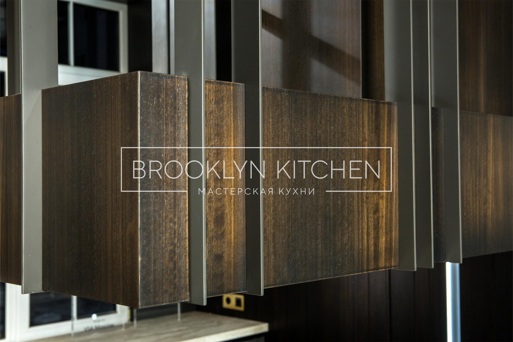 Многофункциональный остров с фасадами под эмалью и подсветкой