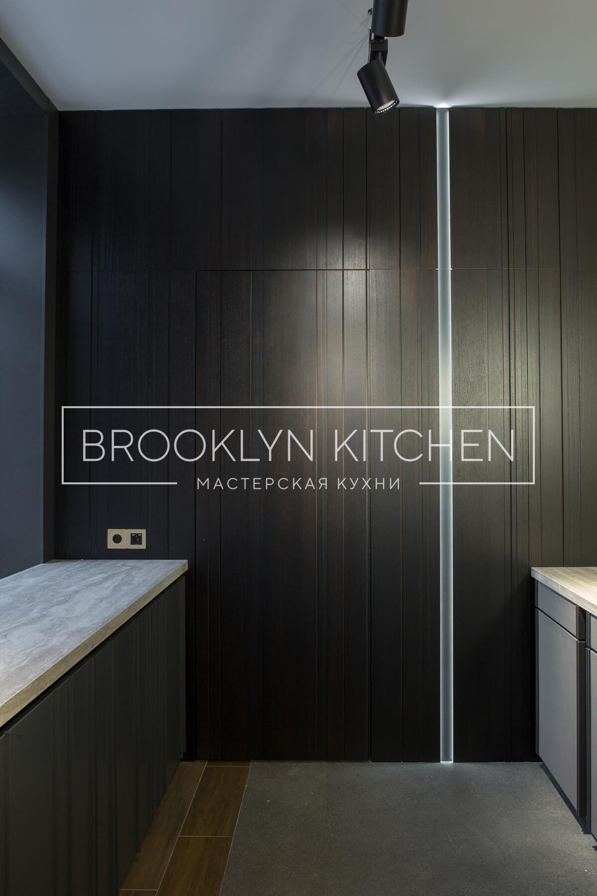 Многофункциональный остров с фасадами под эмалью и подсветкой