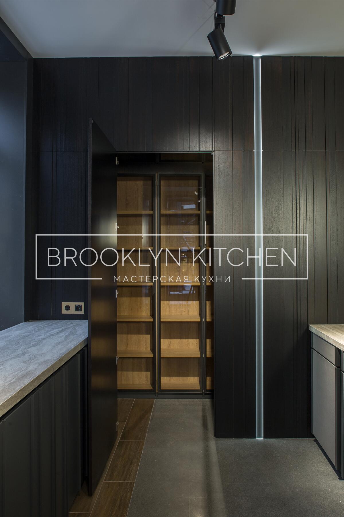 Многофункциональный остров с фасадами под эмалью и подсветкой